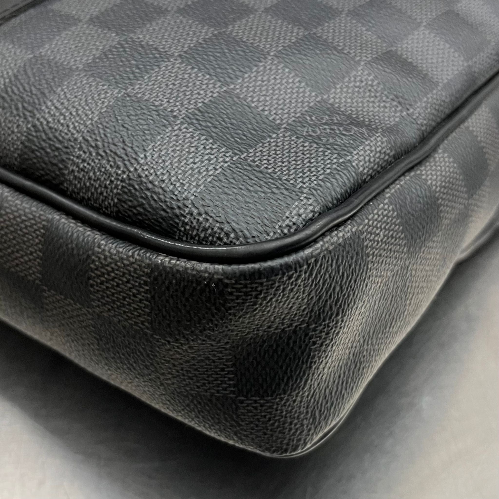 Louis Vuitton Porte Documents Voyage PM