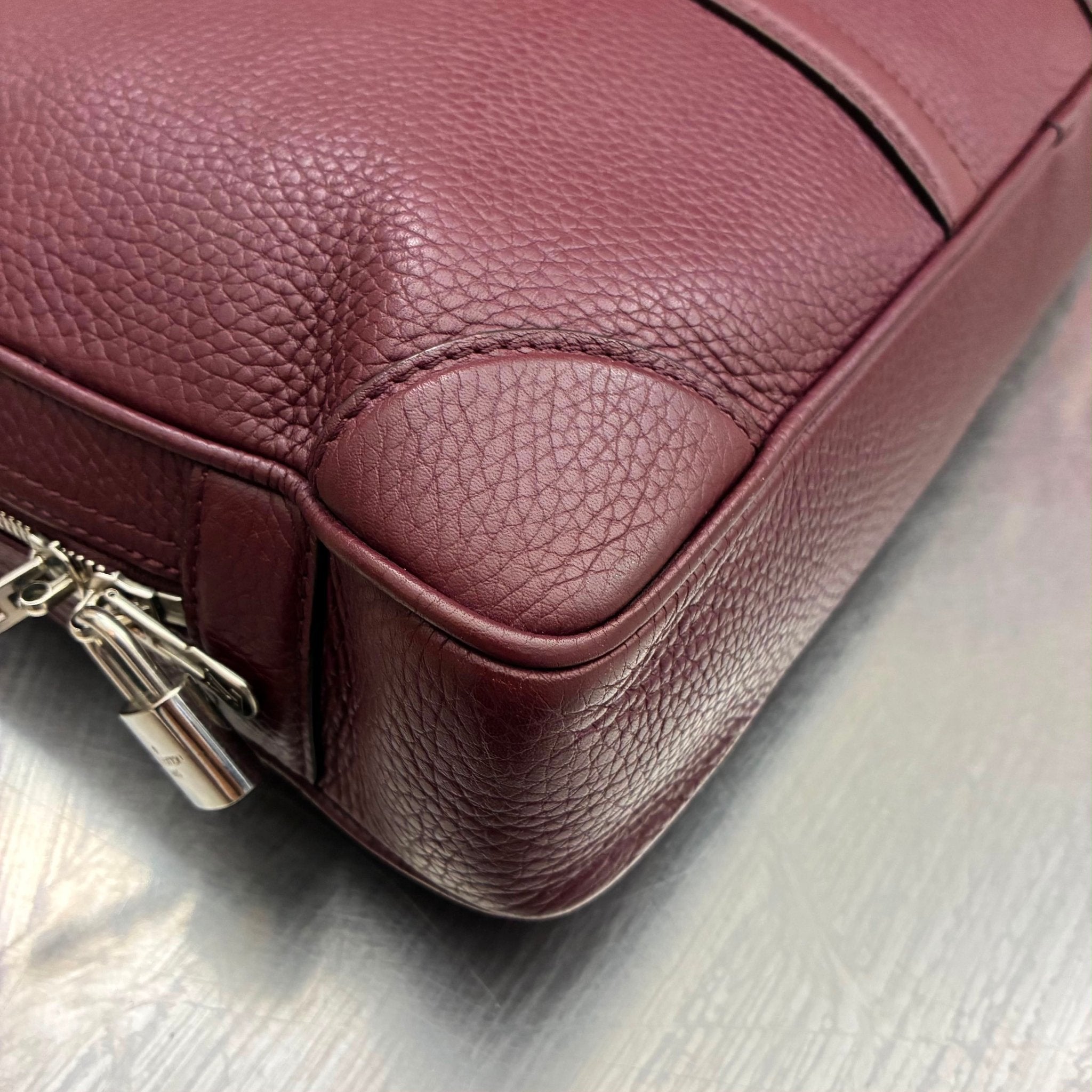 Louis Vuitton Porte Documents Voyage Taurillon Leder