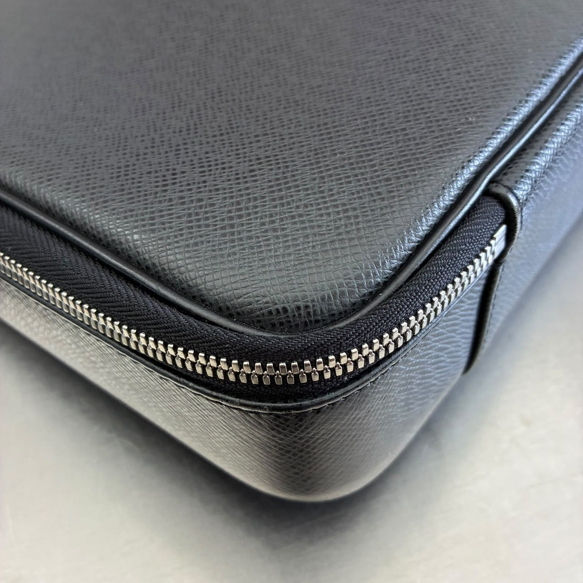 Louis Vuitton Porte Ordinateur Odessa Taiga