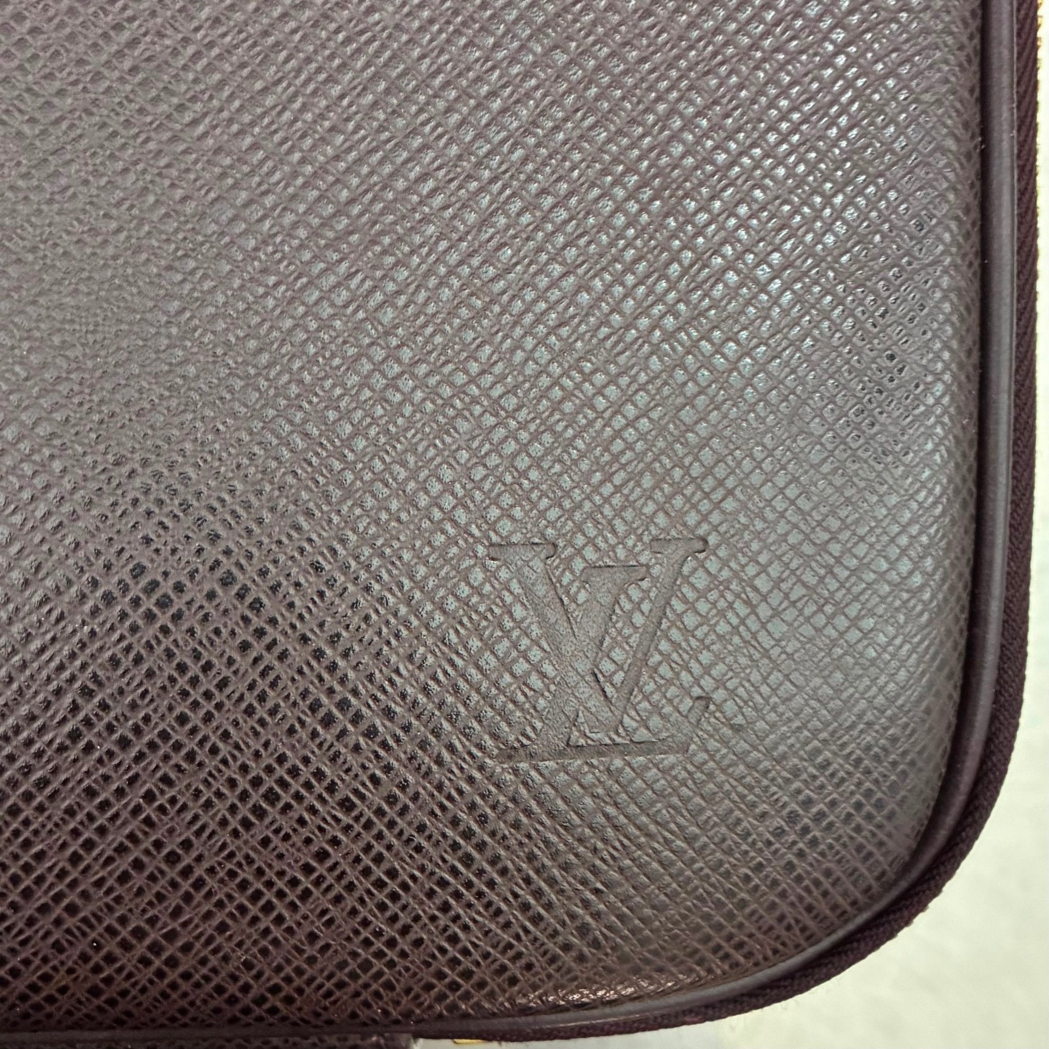 Louis Vuitton Porte Ordinateur Taiga