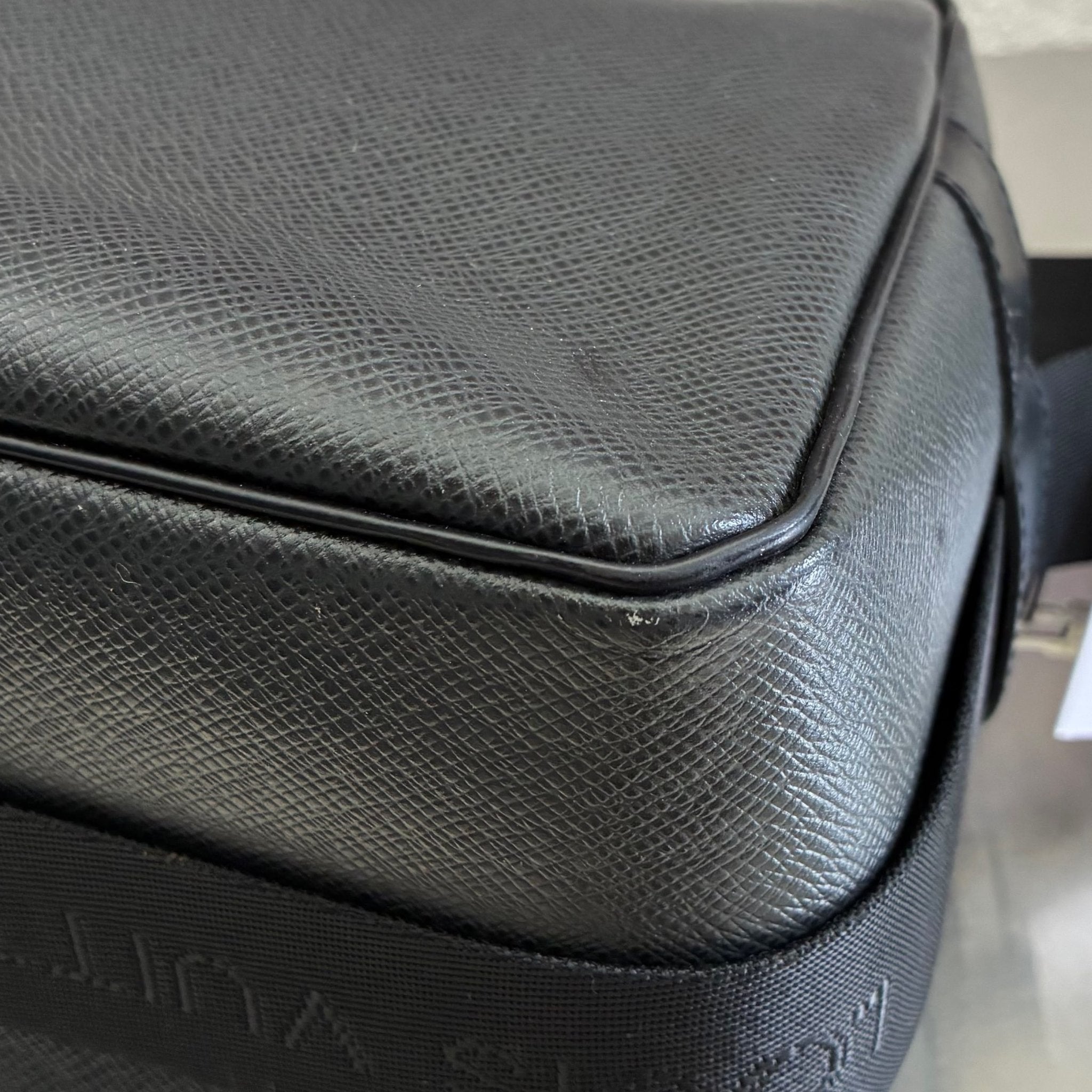 Louis Vuitton Reporter Taiga