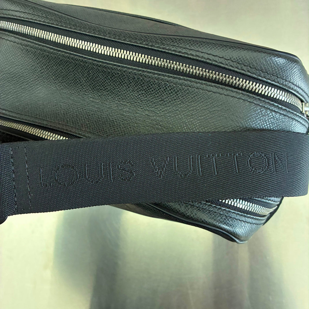 Louis Vuitton Reporter Taiga