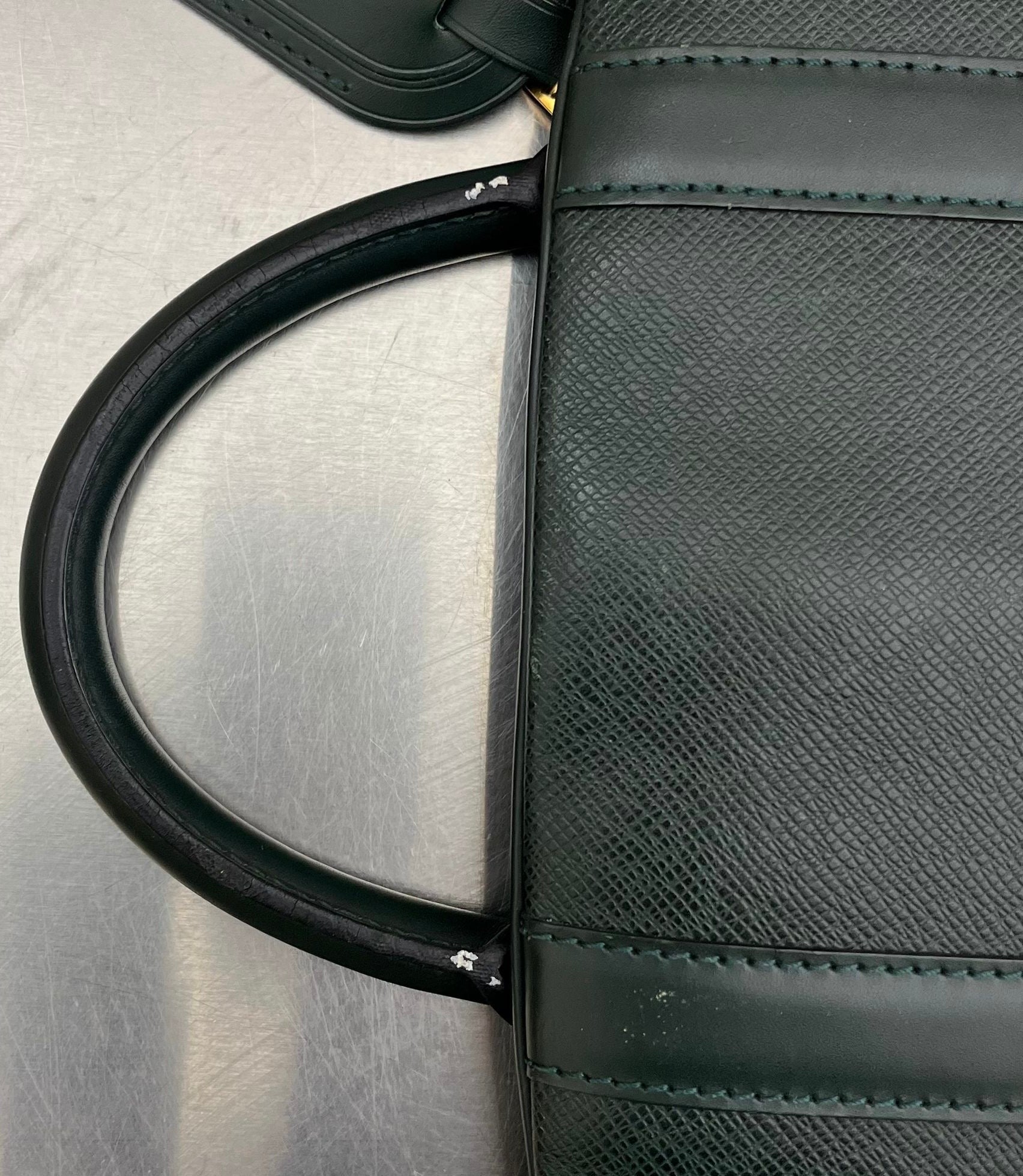 Louis Vuitton Taiga Bering Kleiderhülle