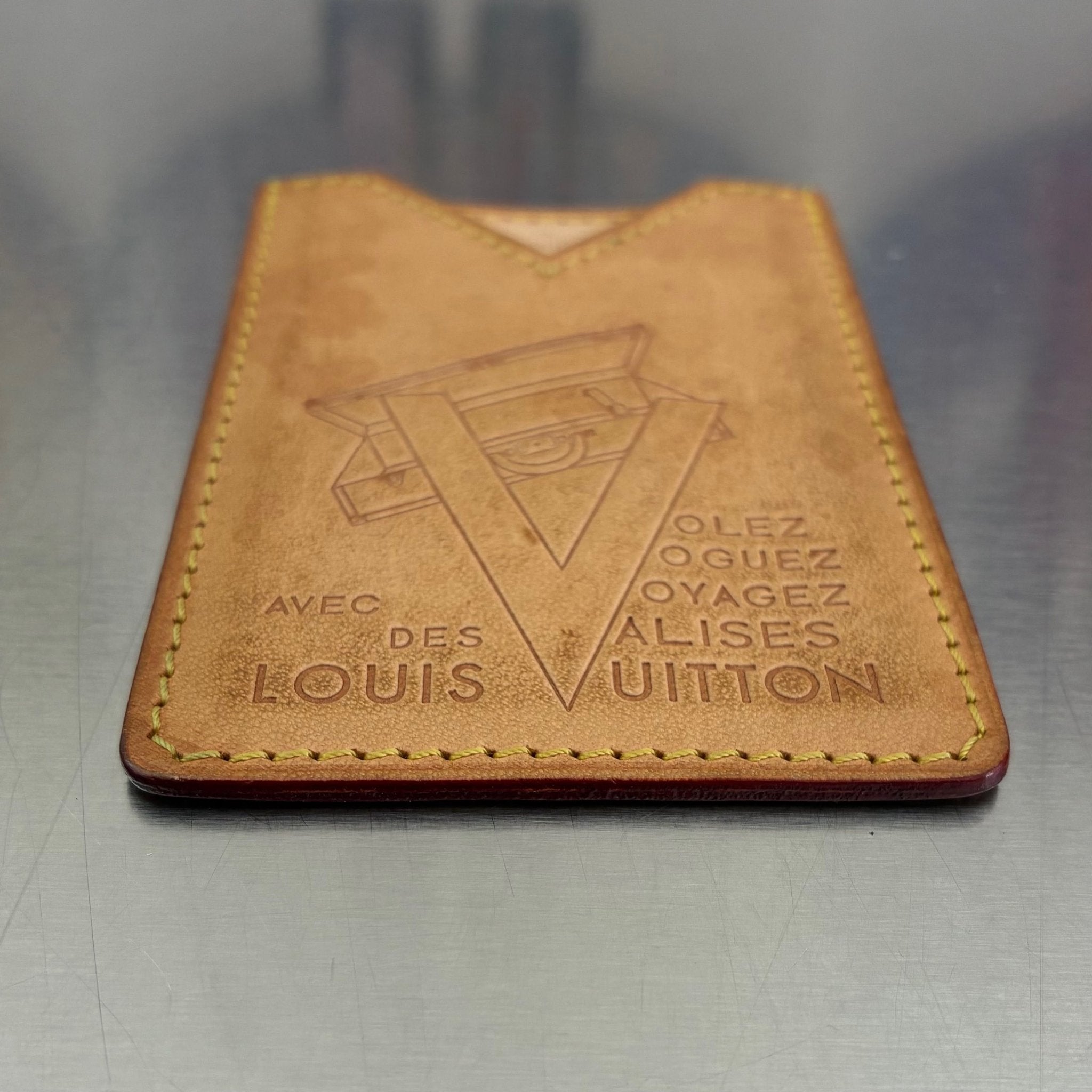 Louis Vuitton Vachetta Kartenetui „Volez, Voguez, Voyagez Avec Des Valises Louis Vuitton“ Limited Edition