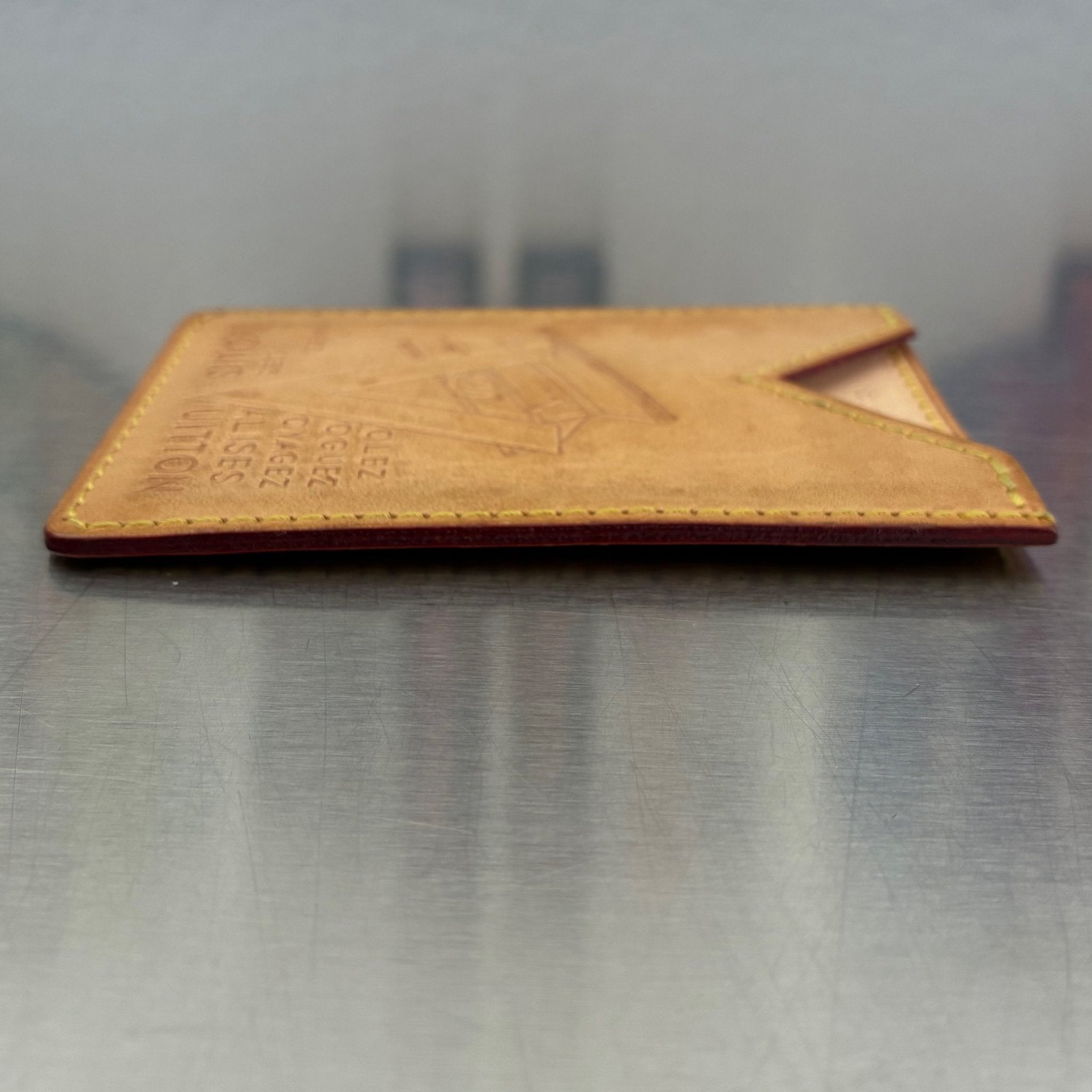 Louis Vuitton Vachetta Kartenetui „Volez, Voguez, Voyagez Avec Des Valises Louis Vuitton“ Limited Edition