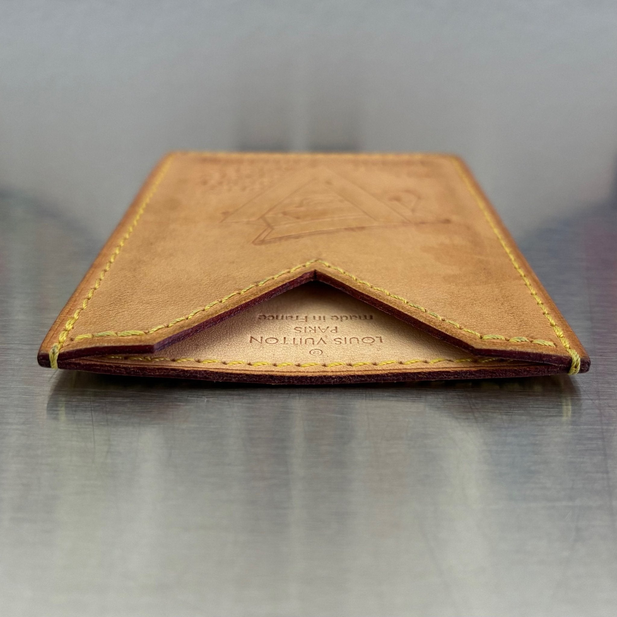 Louis Vuitton Vachetta Kartenetui „Volez, Voguez, Voyagez Avec Des Valises Louis Vuitton“ Limited Edition