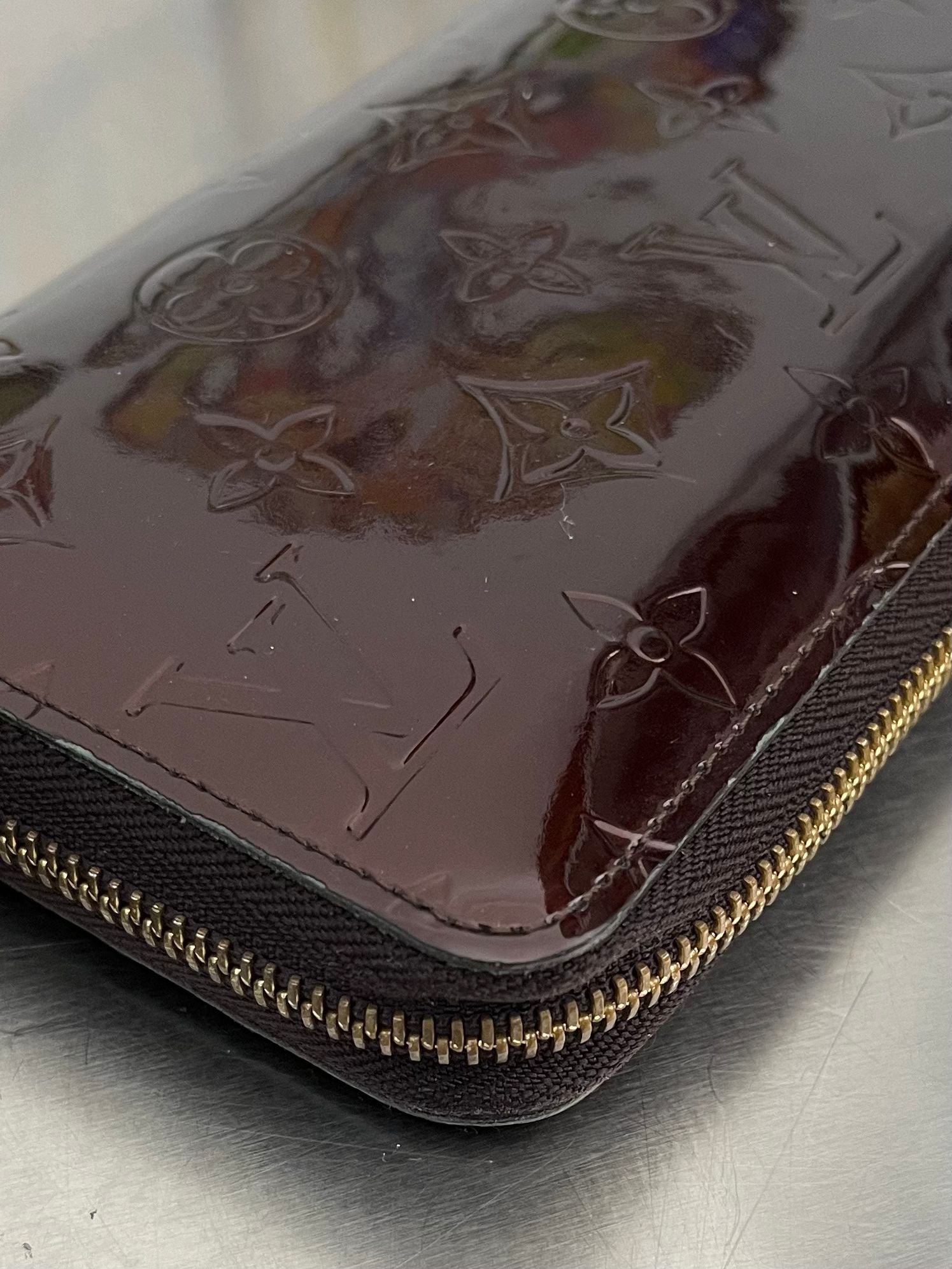Louis Vuitton Zippy Lackleder