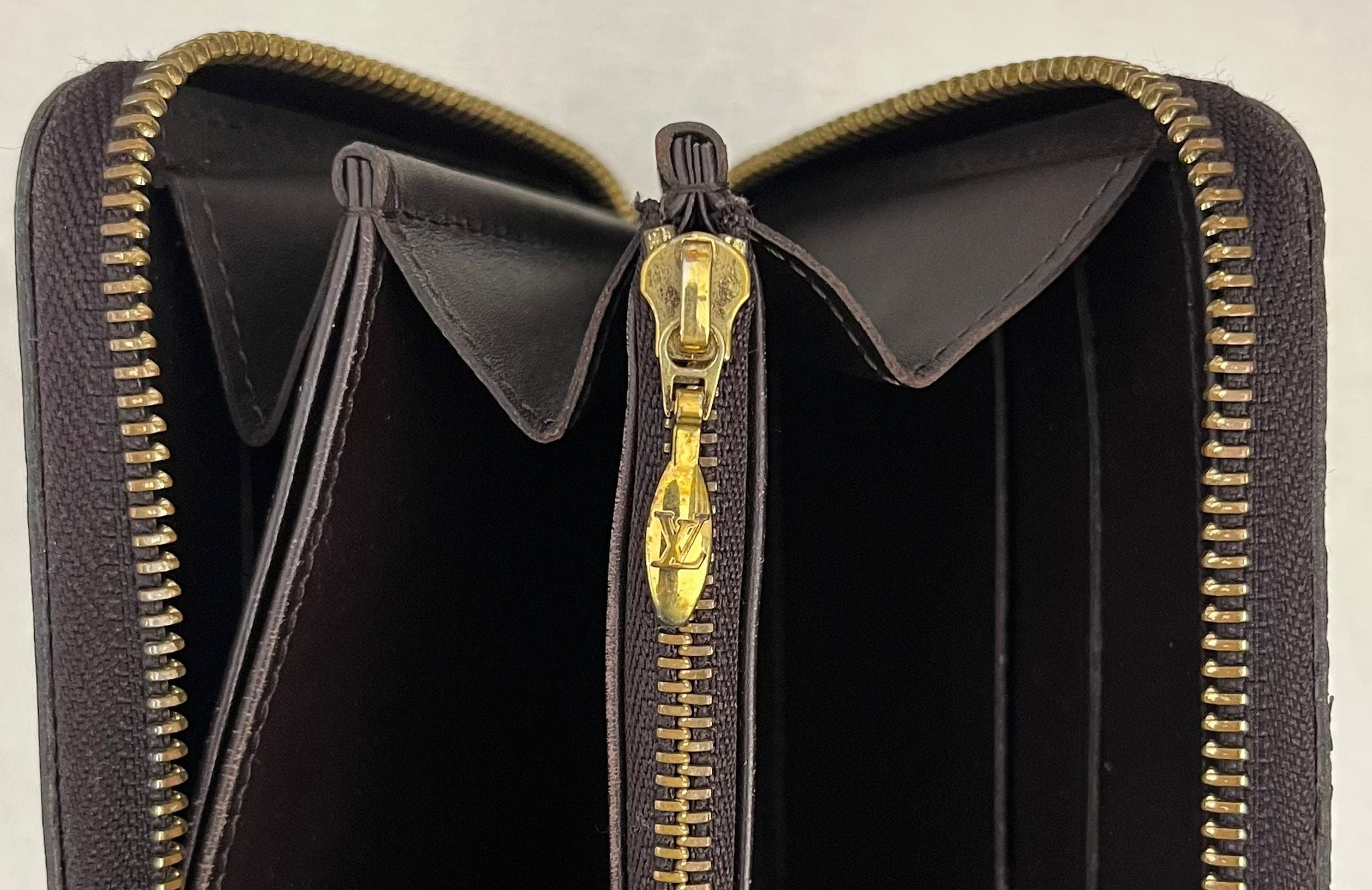 Louis Vuitton Zippy Lackleder