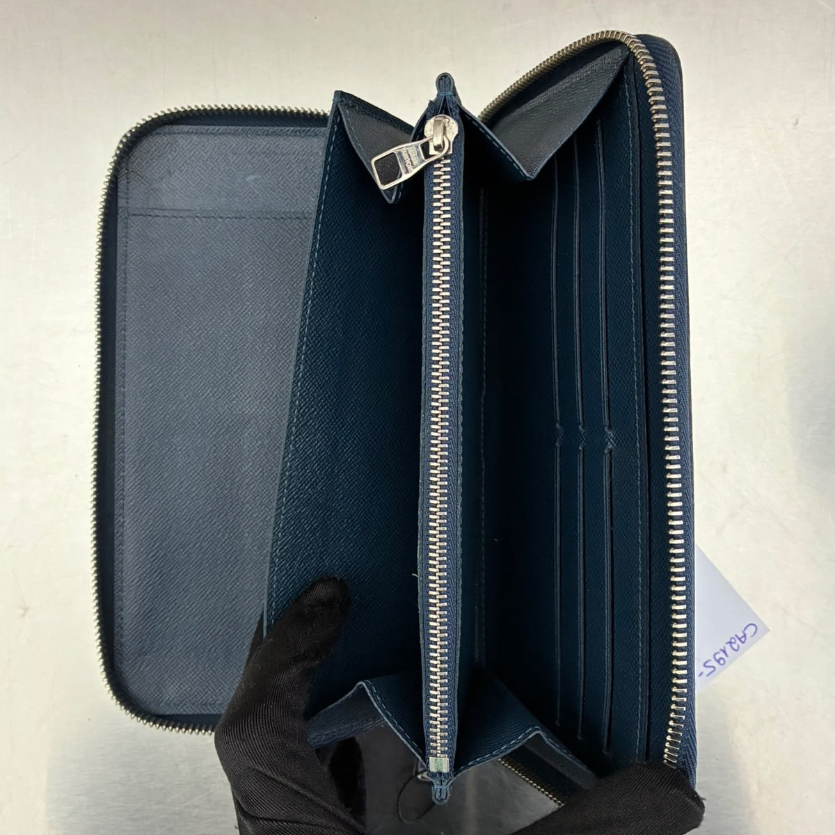 Louis Vuitton Zippy Organizer Taiga