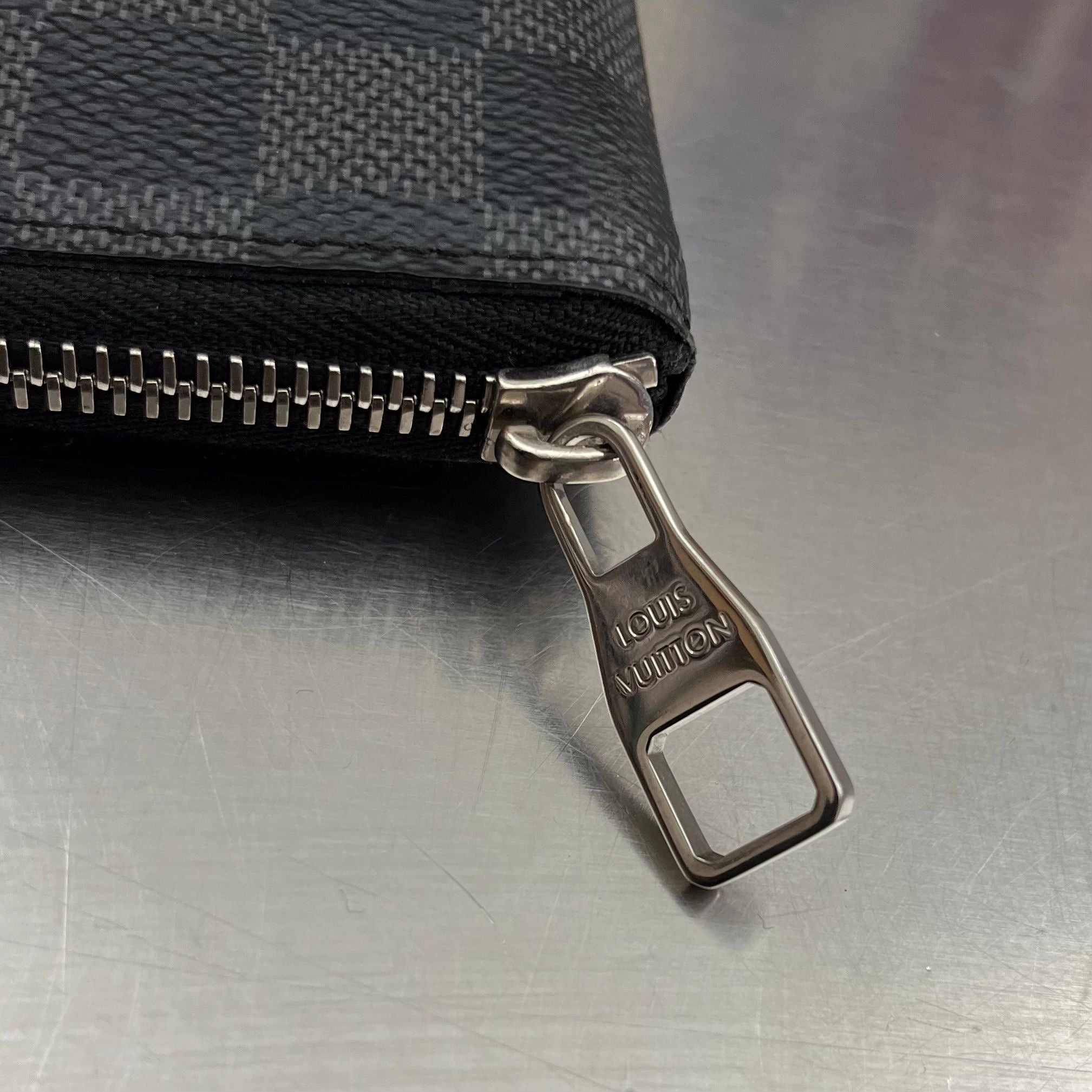 Louis Vuitton Zippy Vertical Damier