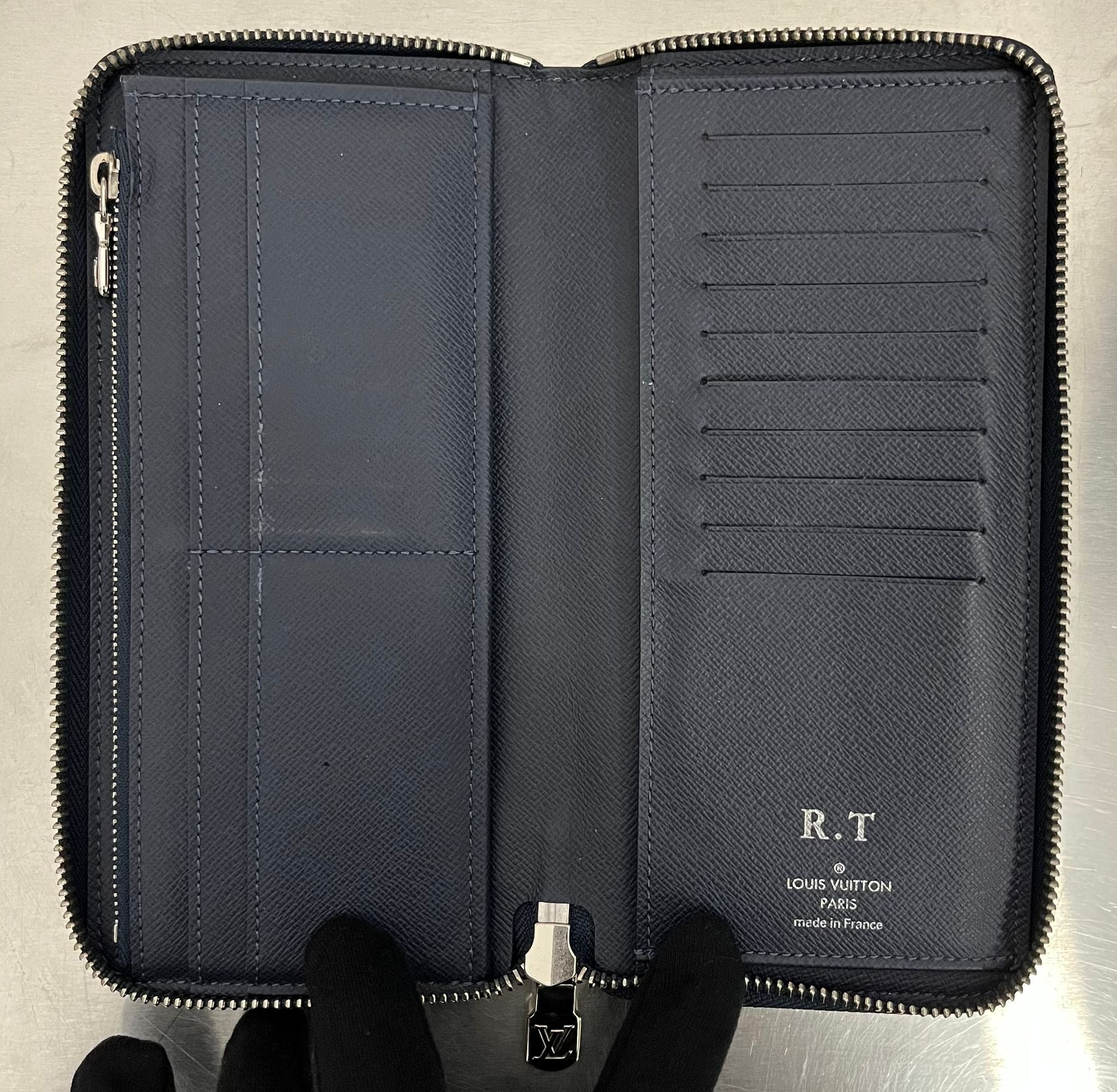 Louis Vuitton Zippy Vertical Taiga mit Initialen R.T