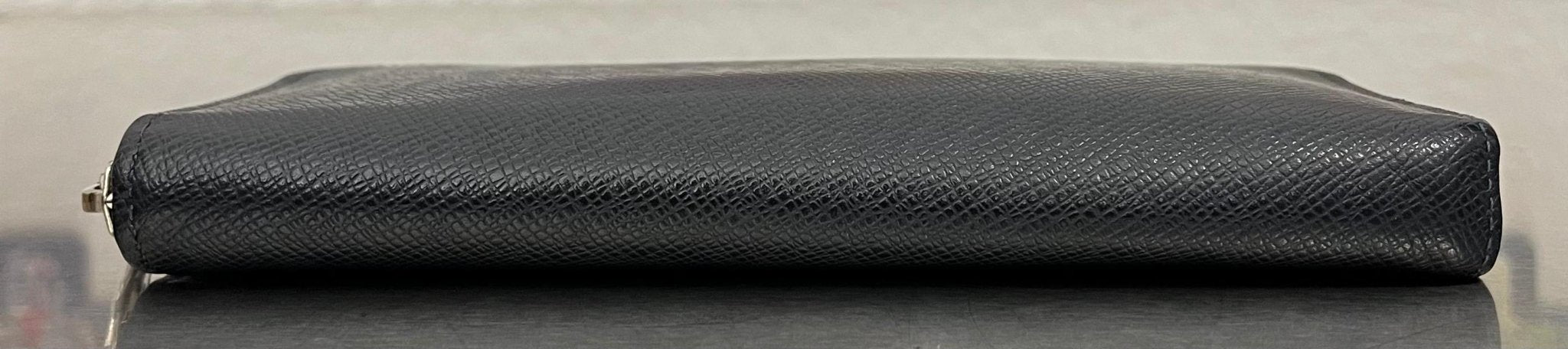 Louis Vuitton Zippy Vertical Taiga mit Initialen R.T