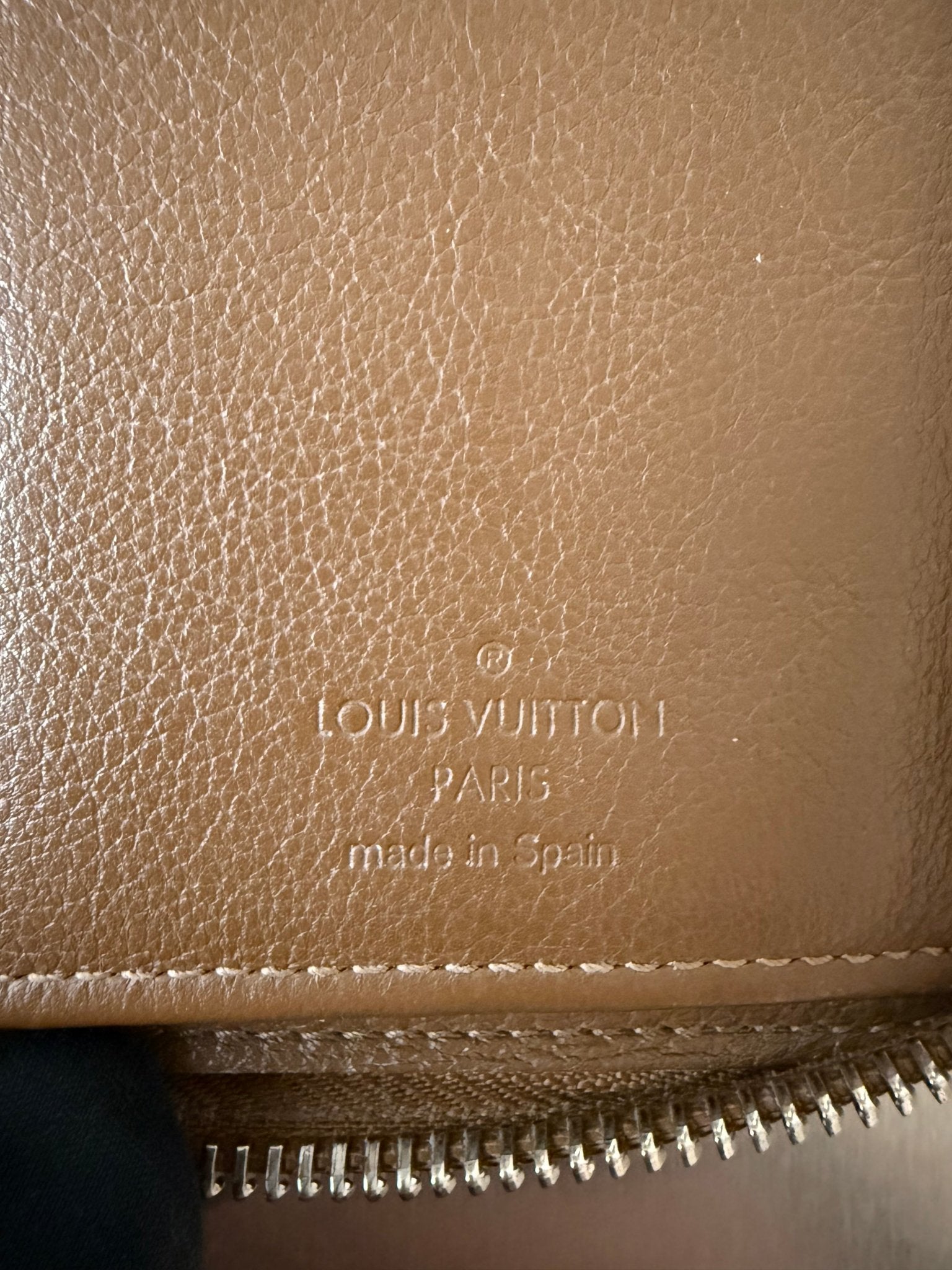Louis Vuitton Zippy Vertical Taurillon Leder