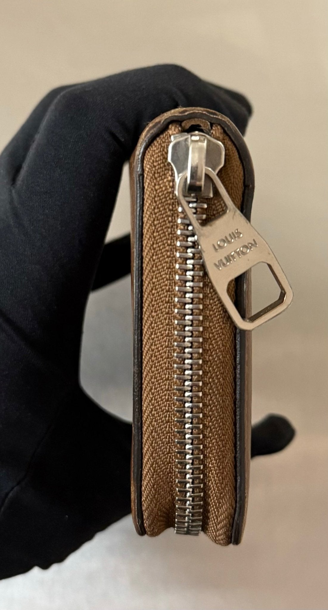 Louis Vuitton Zippy Vertical Taurillon Leder