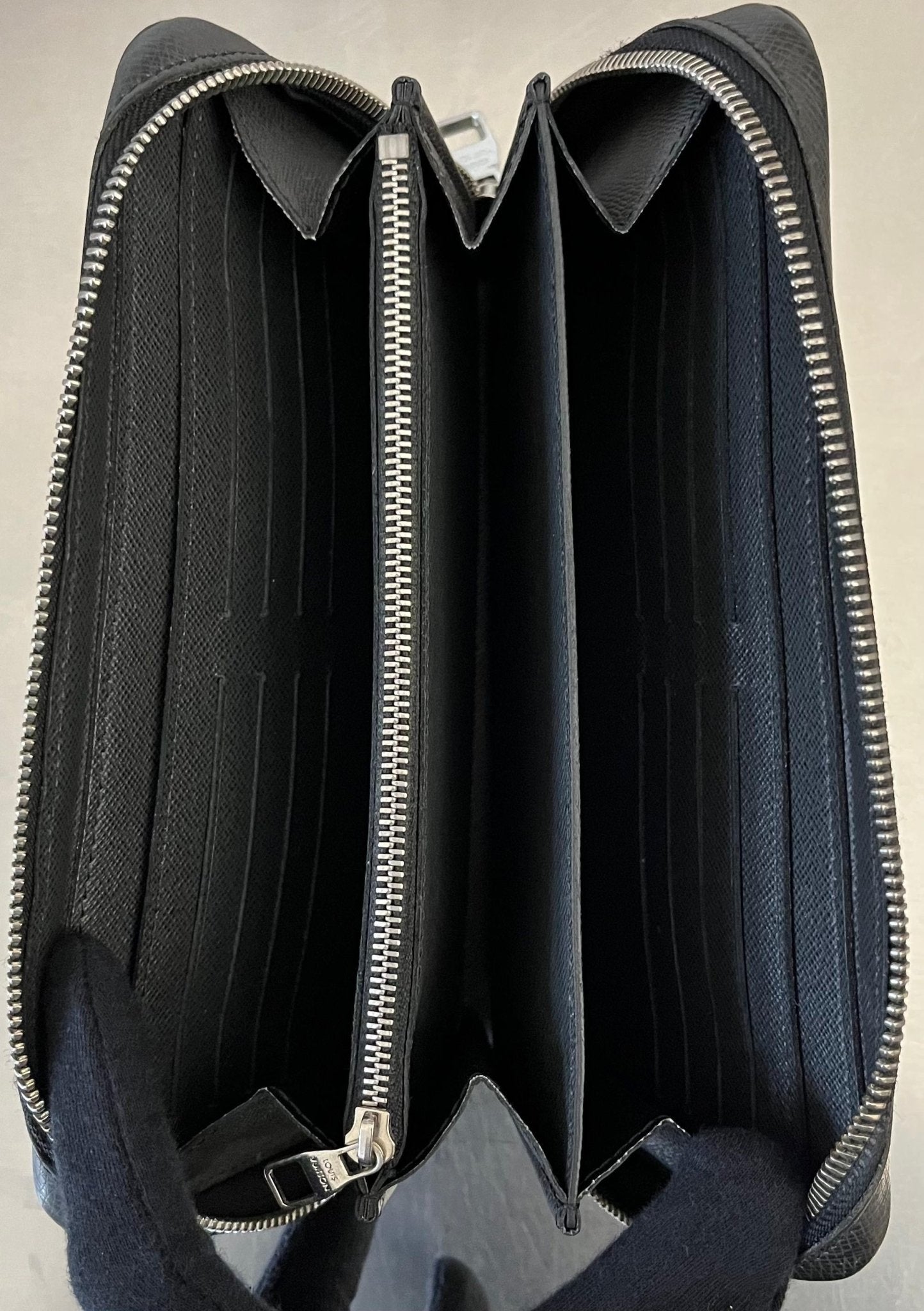 Louis Vuitton Zippy XL Taiga