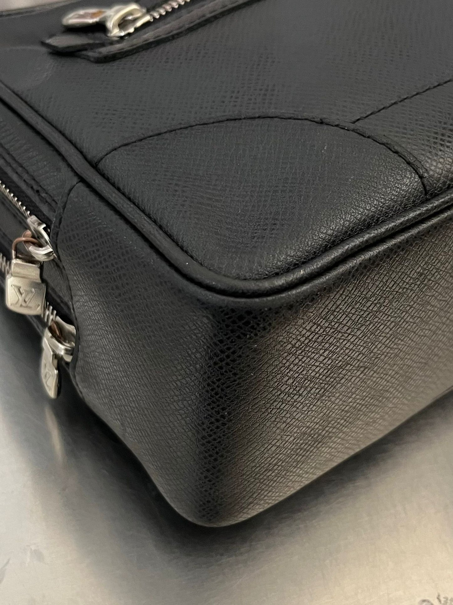 Louis Vuitton Pavel Taiga Leder