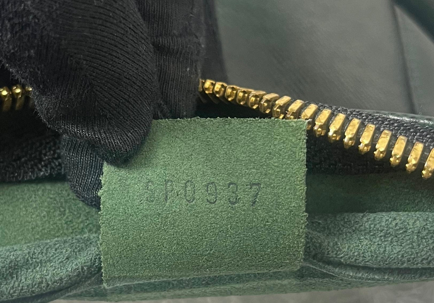 Louis Vuitton Kendall GM Taiga Leder