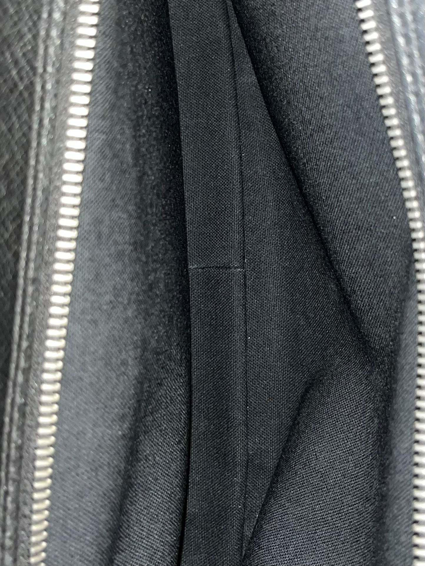 Louis Vuitton Pavel Taiga Leder