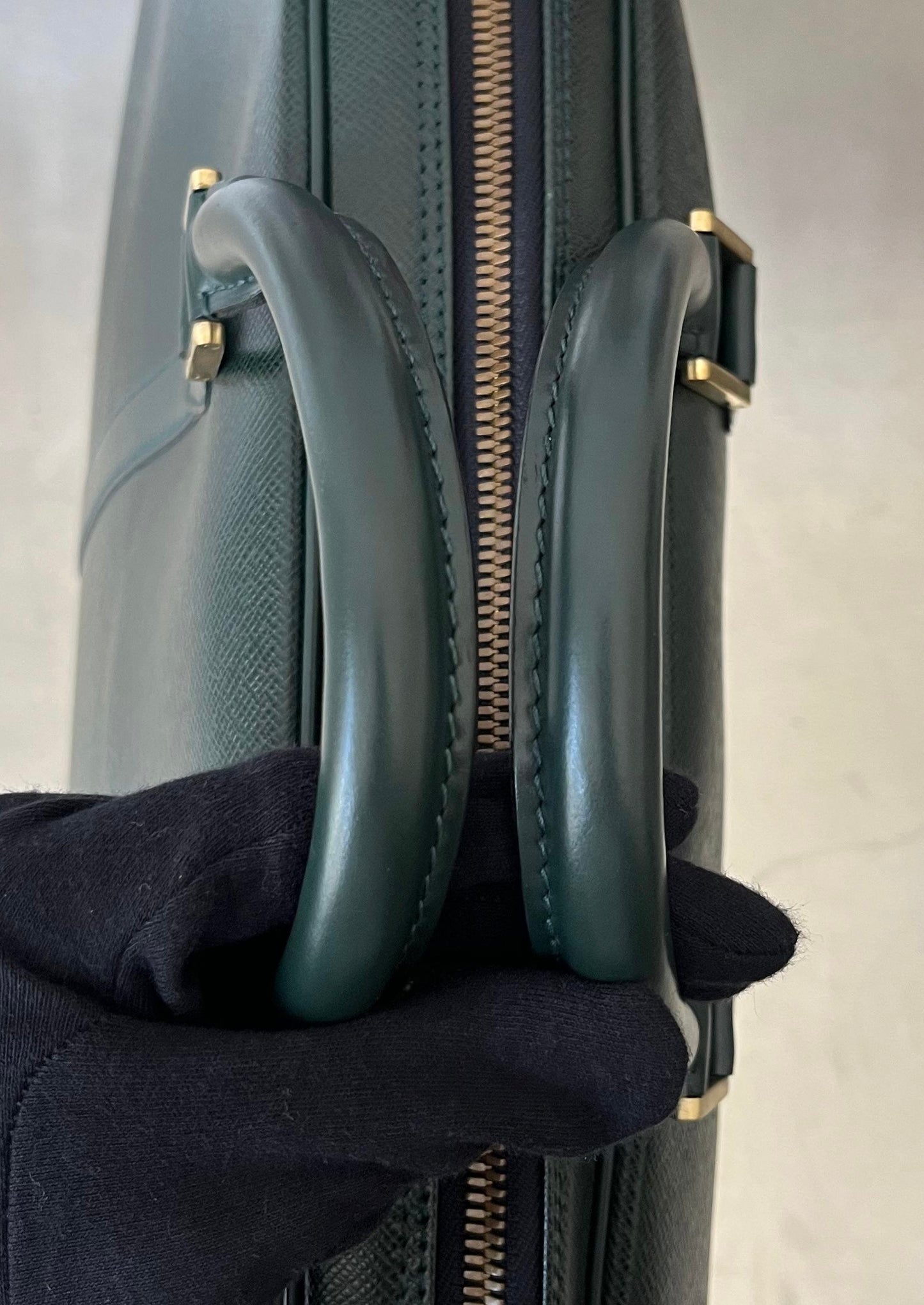 Louis Vuitton Helanga Taiga