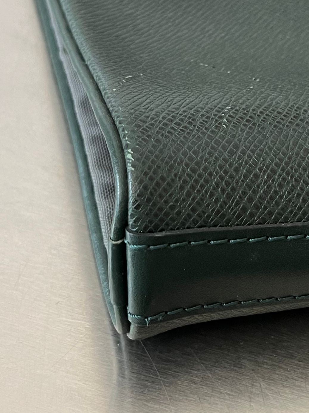 Louis Vuitton Taiga Bering Kleiderhülle