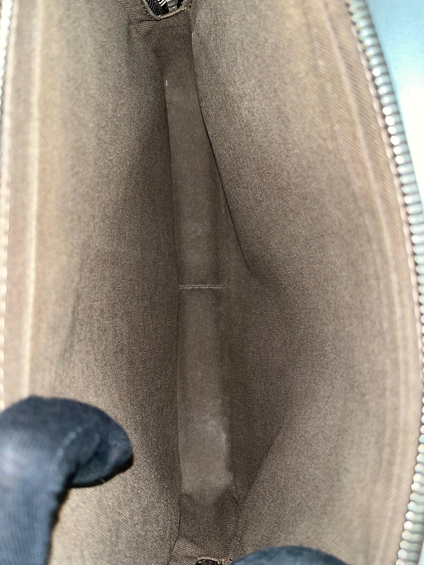 Louis Vuitton Pavel Taiga Leder (Braun)