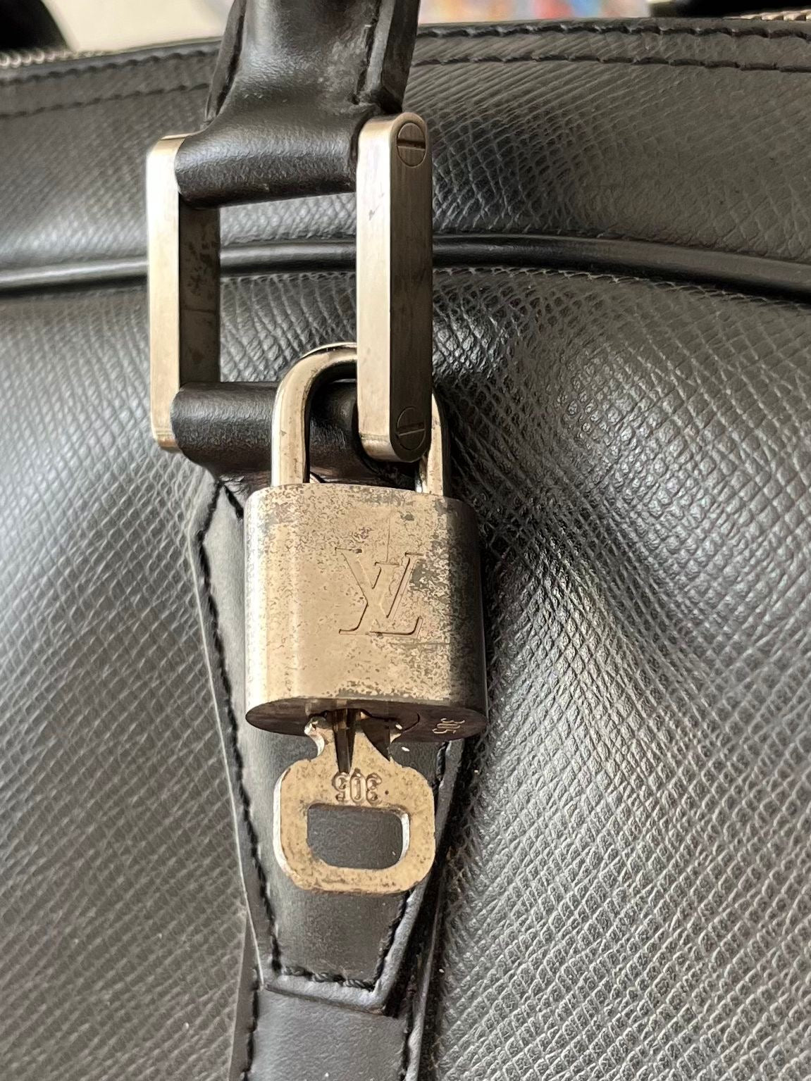 Louis Vuitton Kendall GM Taiga Leder