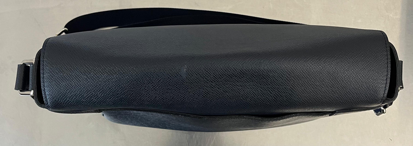 Louis Vuitton Roman MM Taiga Messenger