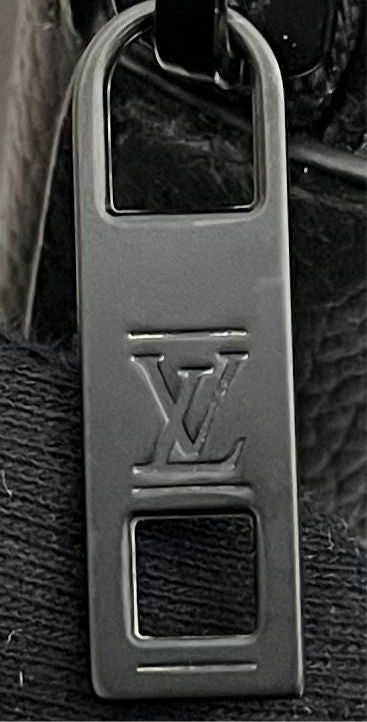 Louis Vuitton Alpha Wearable Geldbörse
