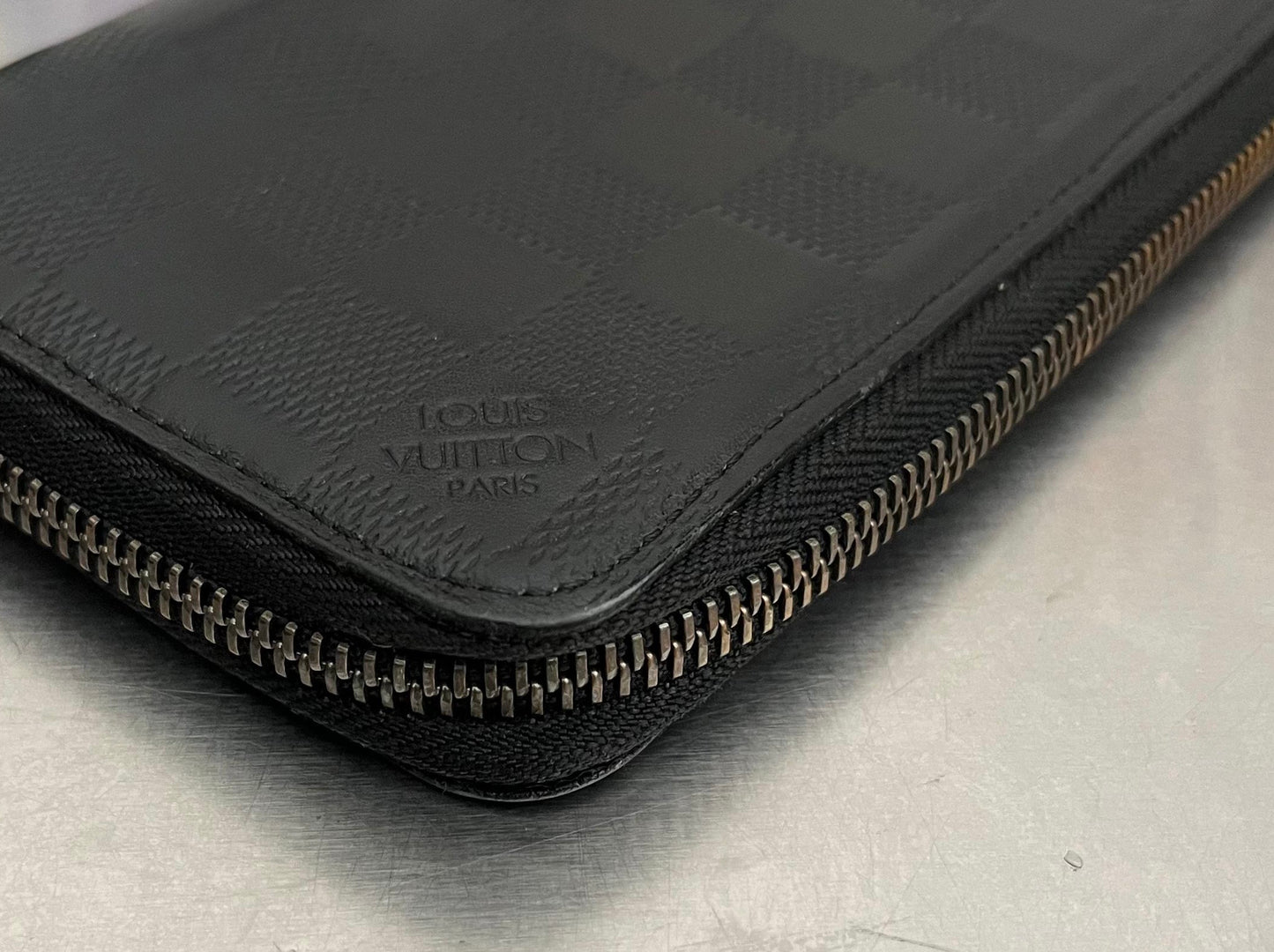 Louis Vuitton Zippy Vertical Infini Leder (Initialen K.G)