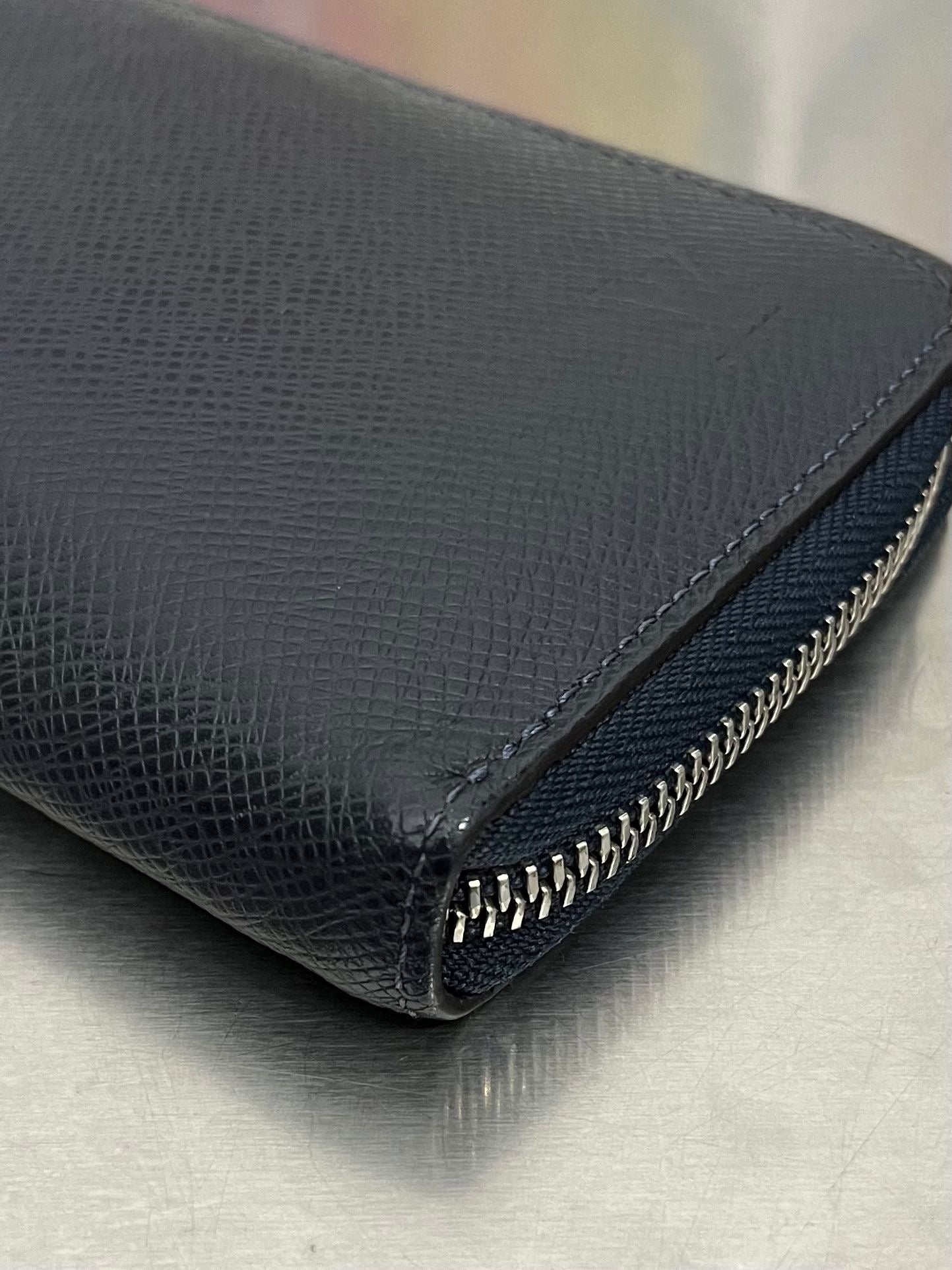 Louis Vuitton Zippy Vertical Taiga mit Initialen R.T