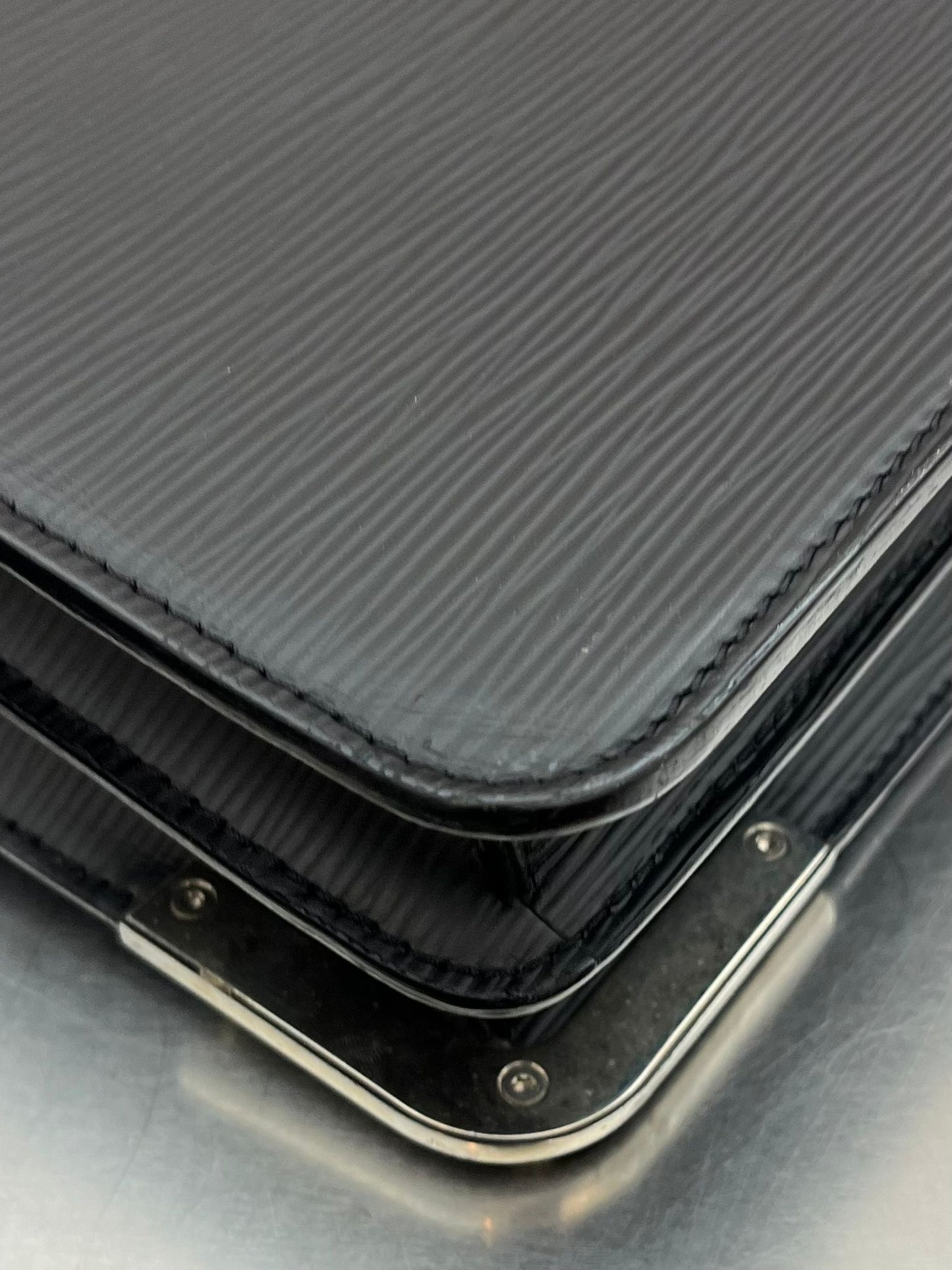 Louis Vuitton Larry Epi Leder