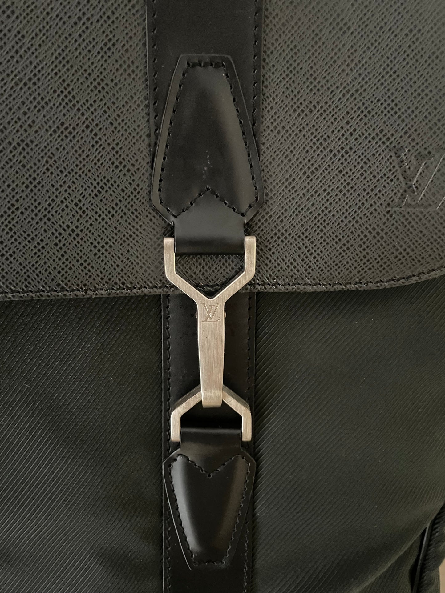 Louis Vuitton Taiga Gibeciere Kleidersack