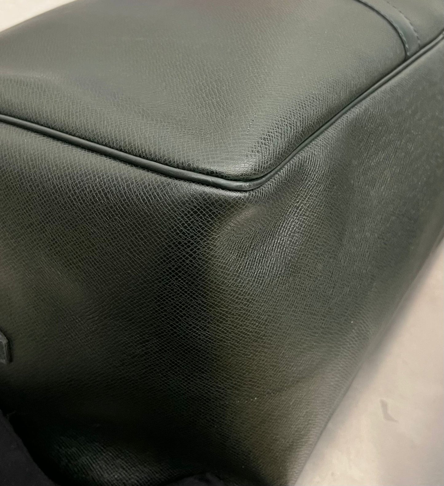 Louis Vuitton Kendall GM Taiga Leder
