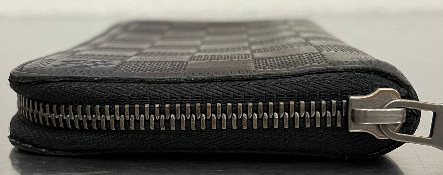 Louis Vuitton Zippy Vertical Infini Leder (Initialen K.G)