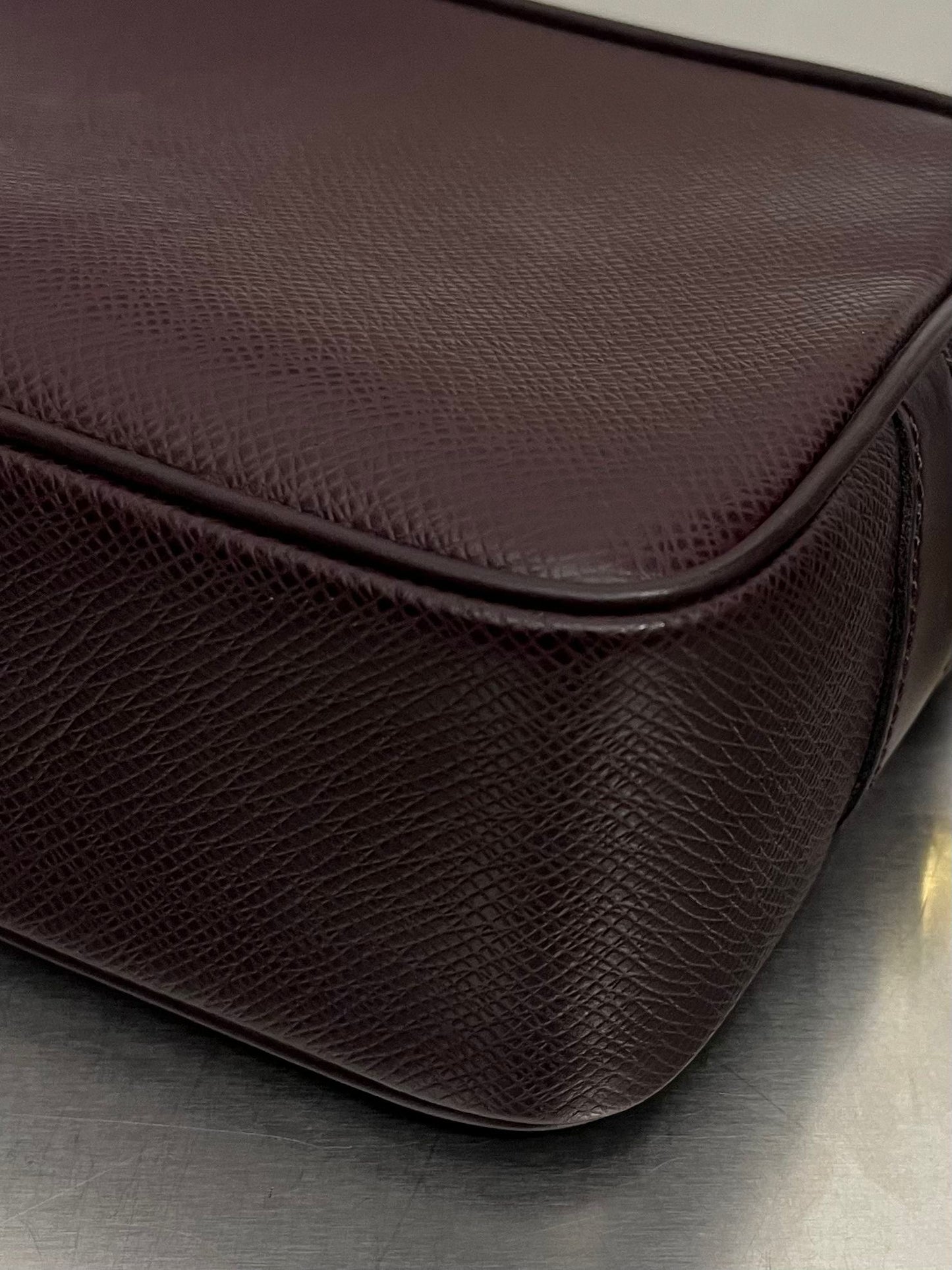 Louis Vuitton Karga Taiga Leder