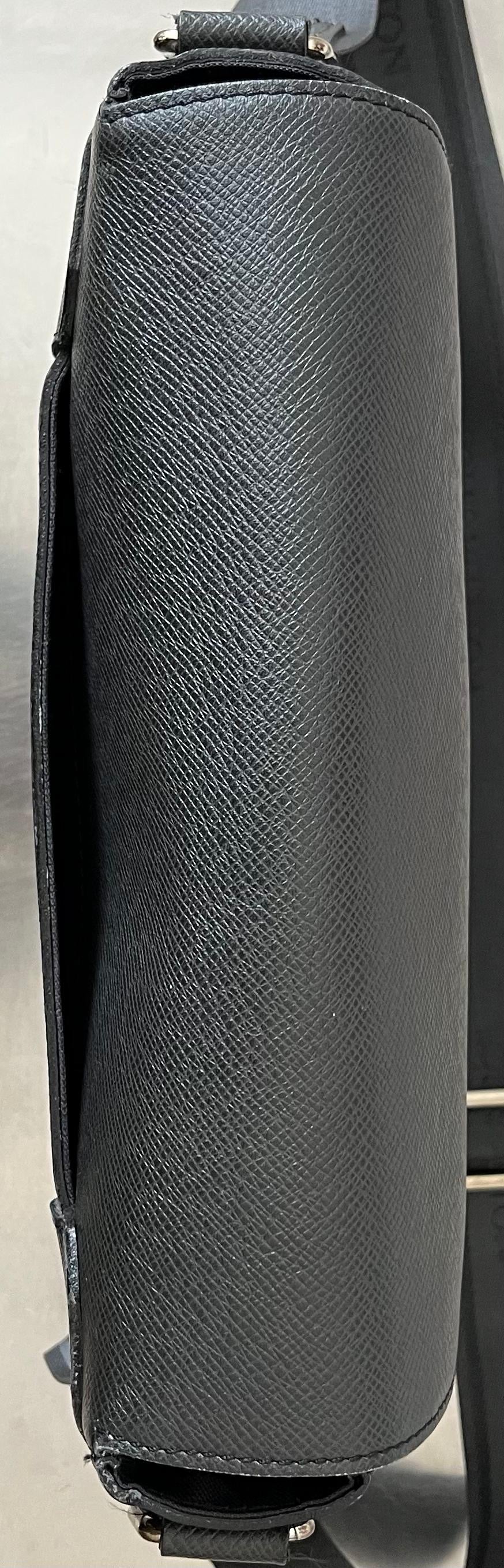 Louis Vuitton Roman PM Taiga Messenger