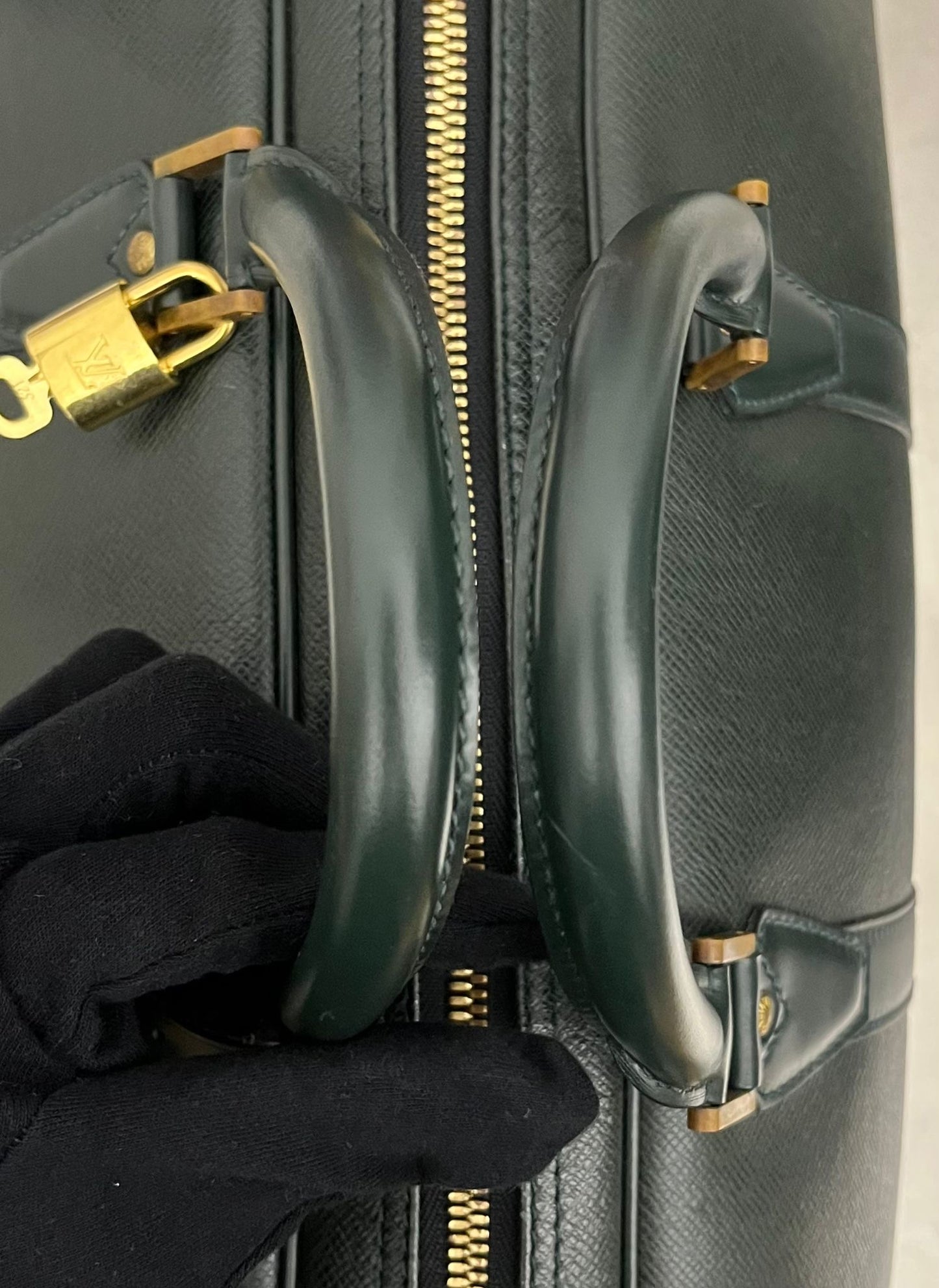 Louis Vuitton Kendall GM Taiga Leder