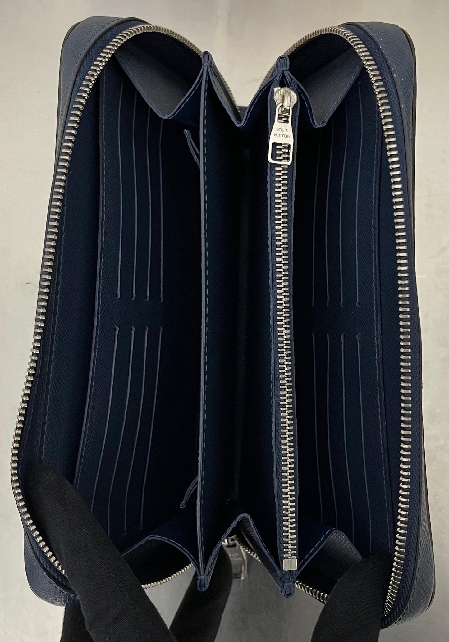 Louis Vuitton Zippy XL Taiga