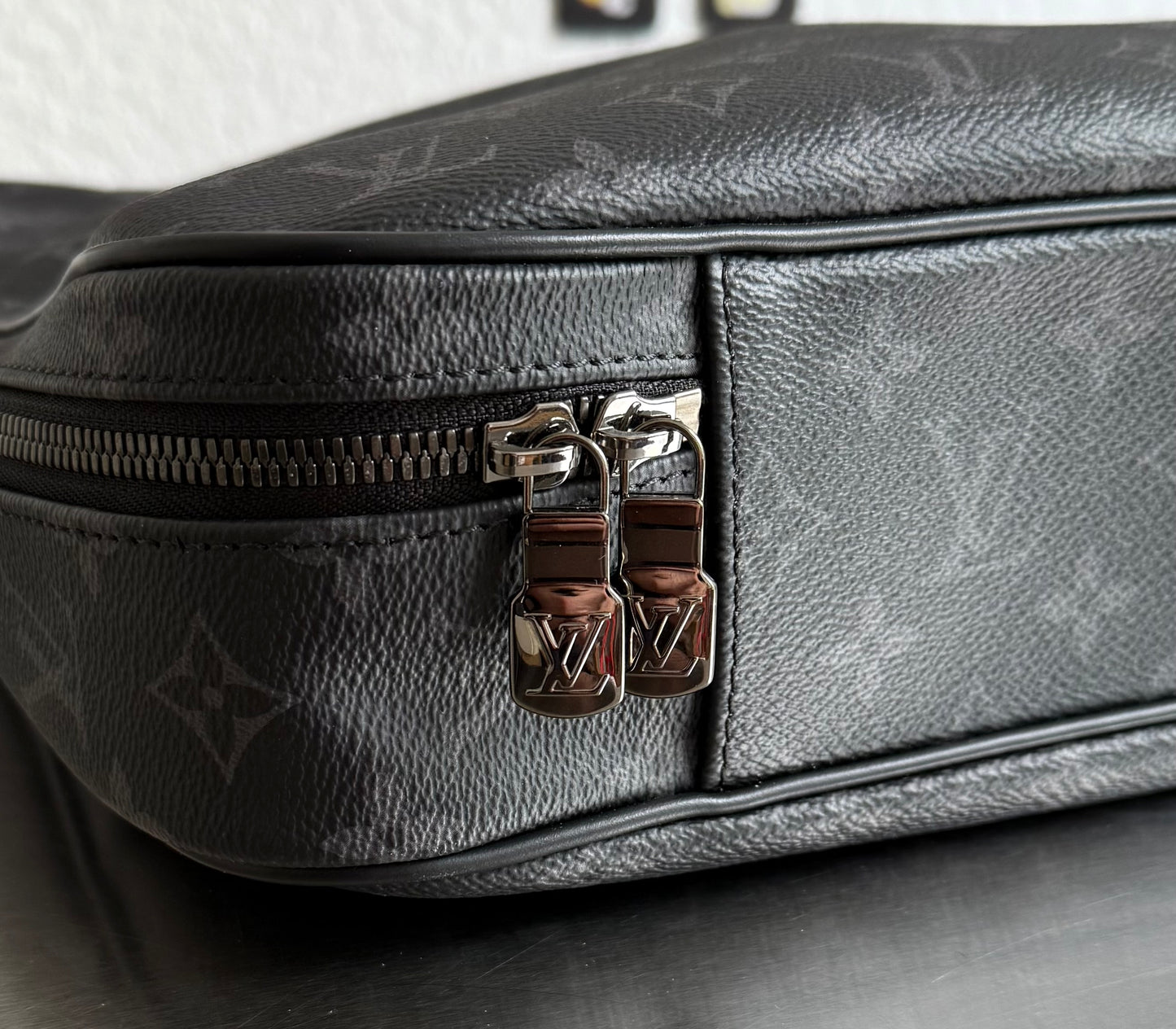 Louis Vuitton Kleiderschutzhülle Monogram Eclipse
