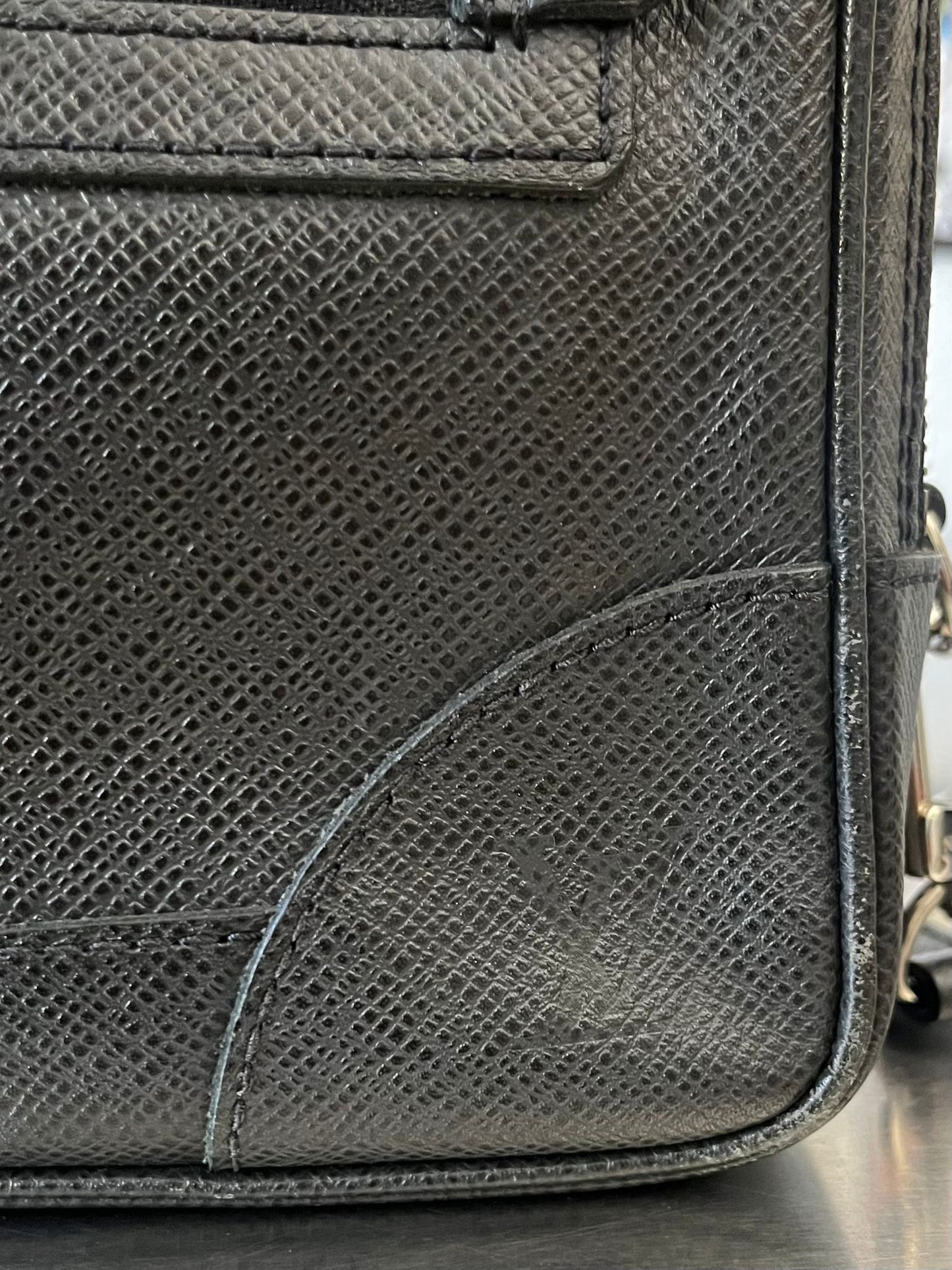 Louis Vuitton Pavel Taiga Leder