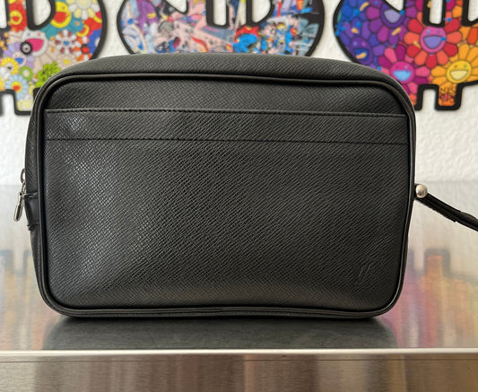 Louis Vuitton Karga Taiga Leder