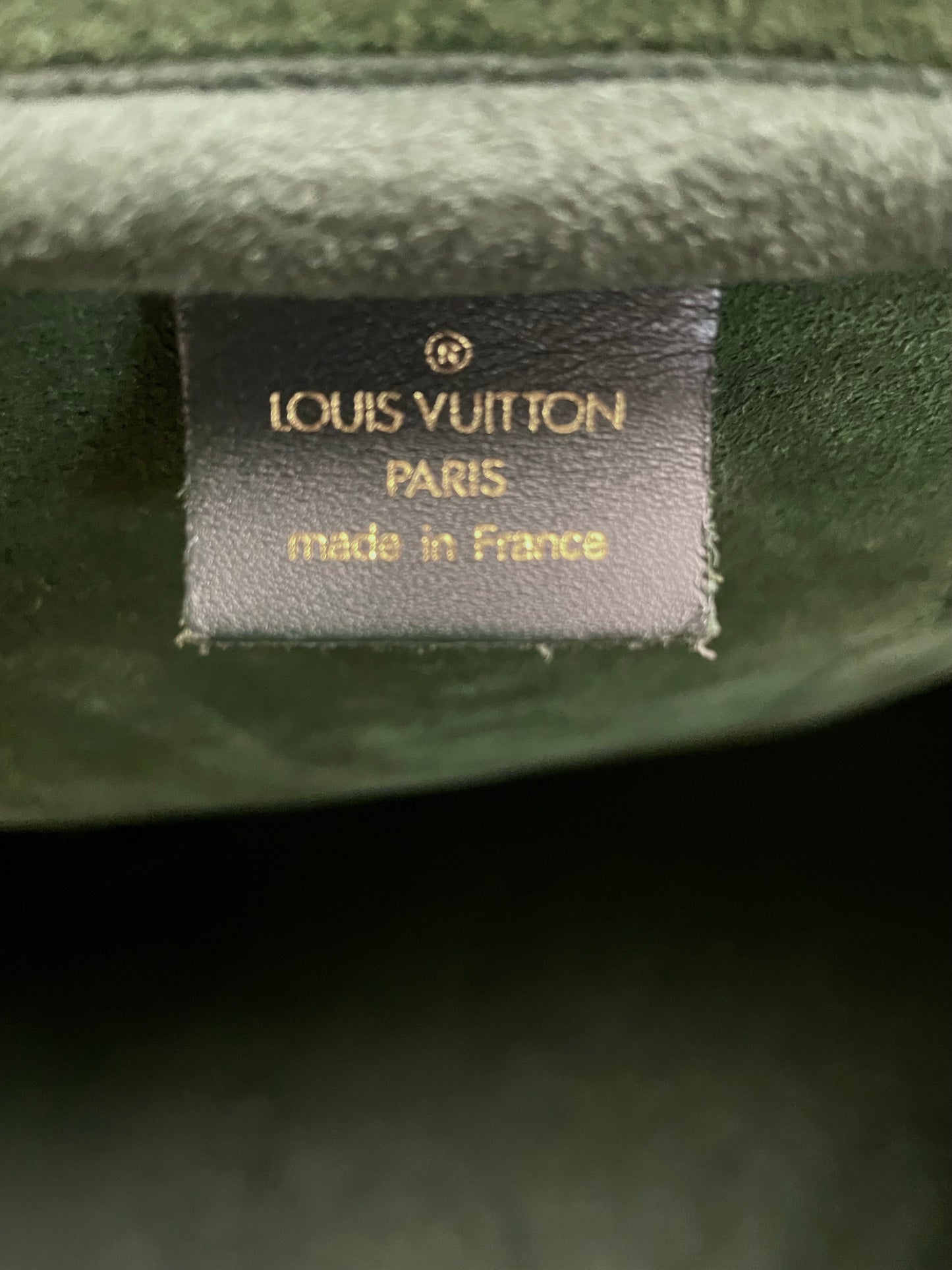 Louis Vuitton Kendall PM Taiga Leder