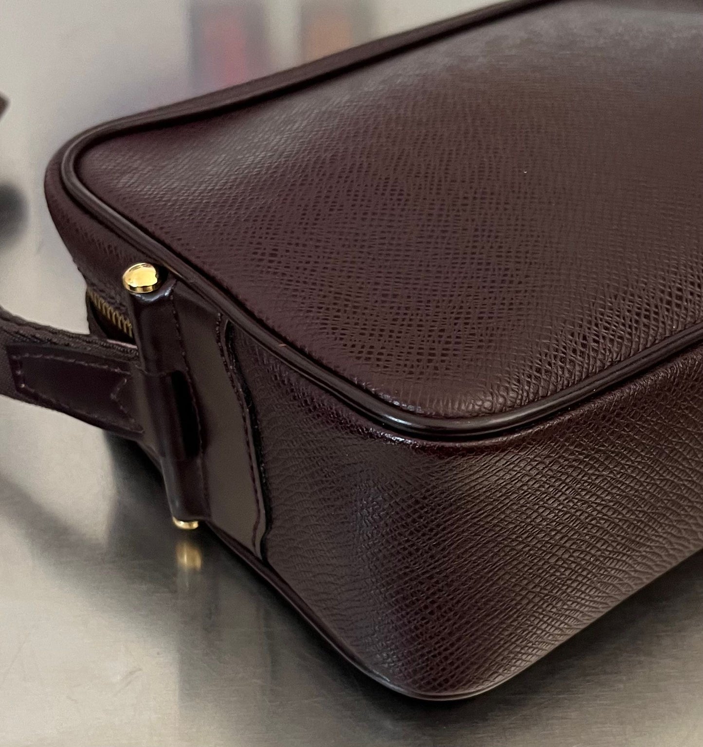 Louis Vuitton Karga Taiga Leder