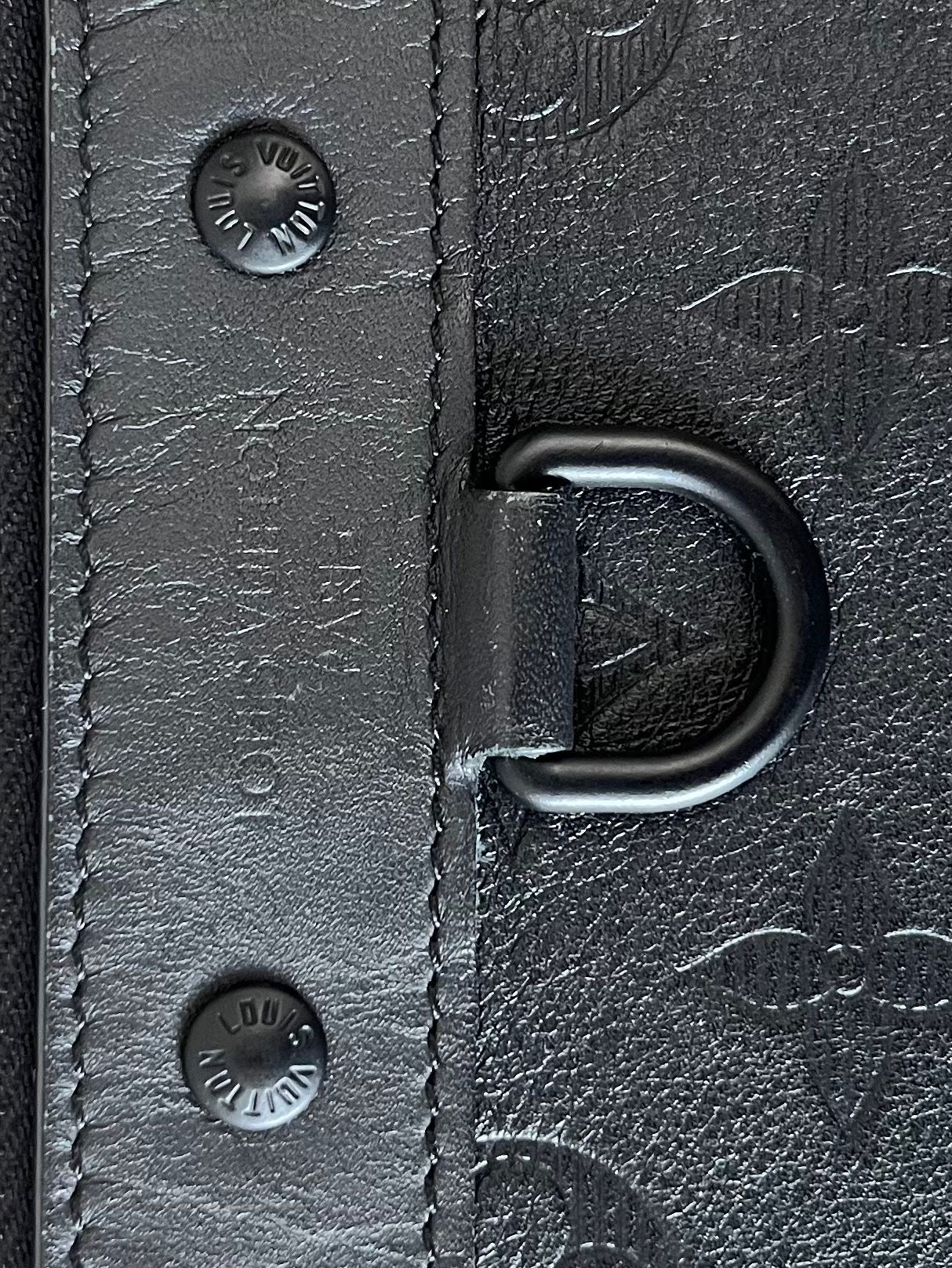 Louis Vuitton Shadow Pochette Discovery PM Leder