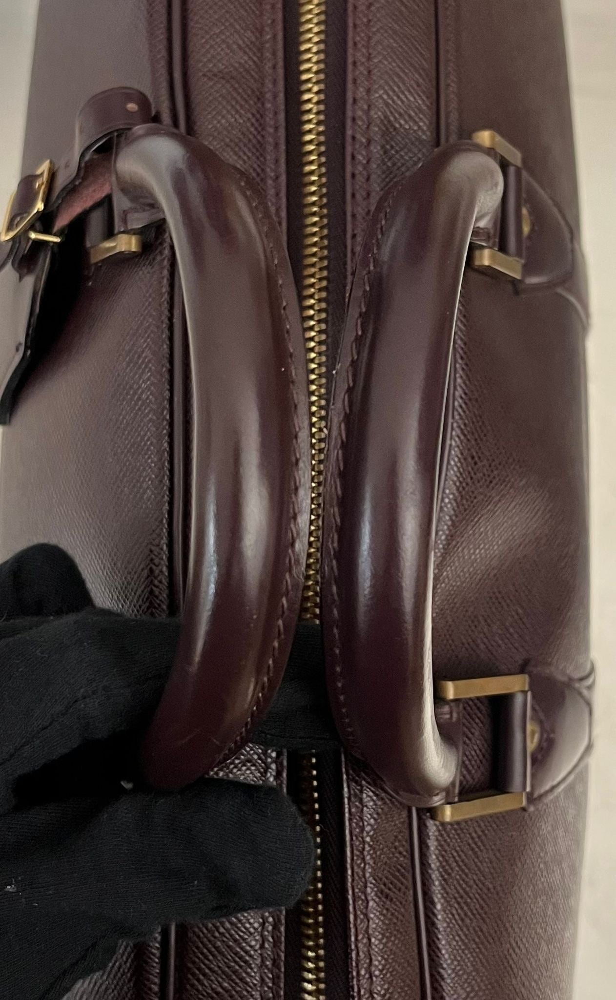 Louis Vuitton Helanga Taiga