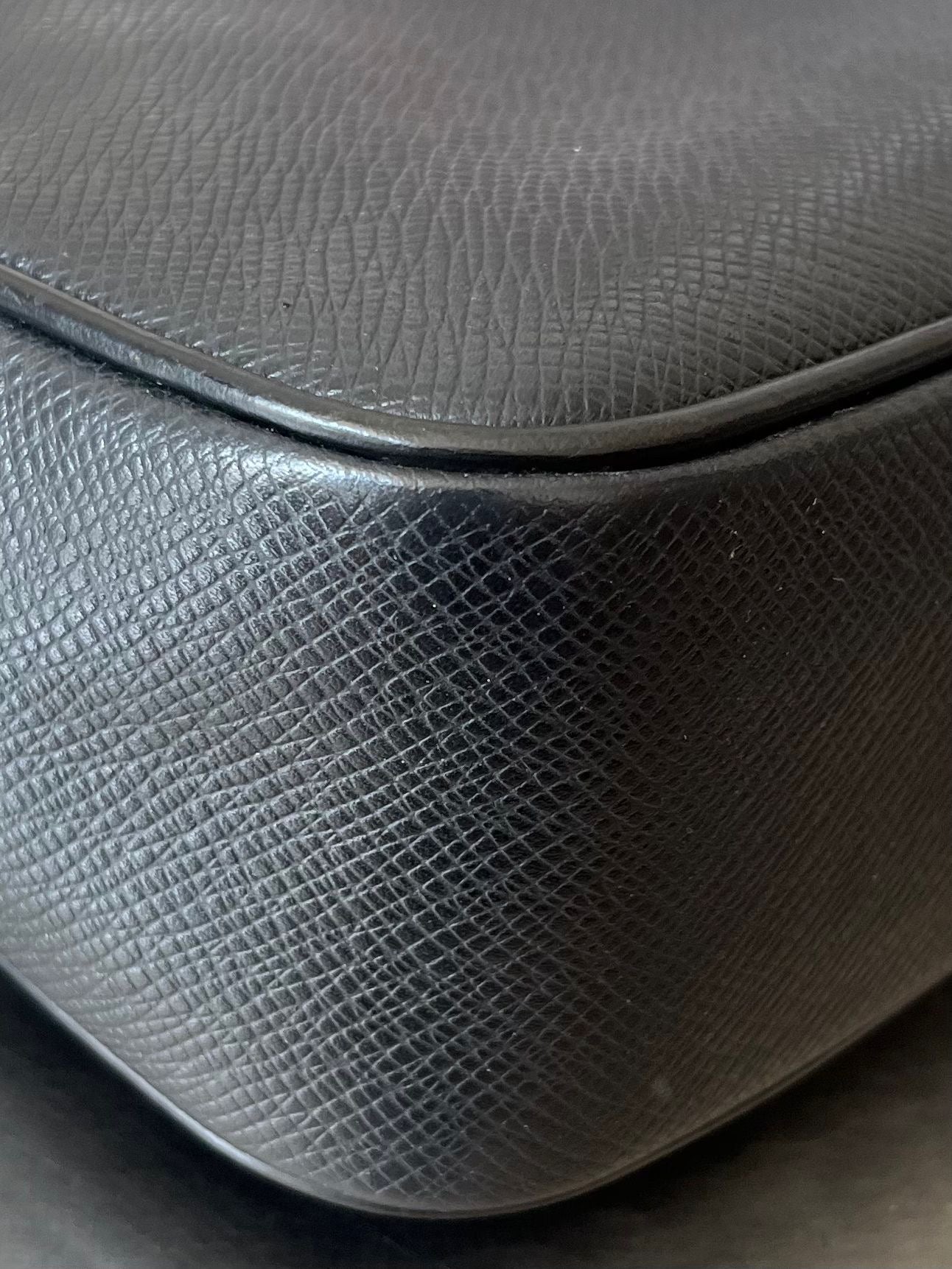 Louis Vuitton Karga Taiga Leder