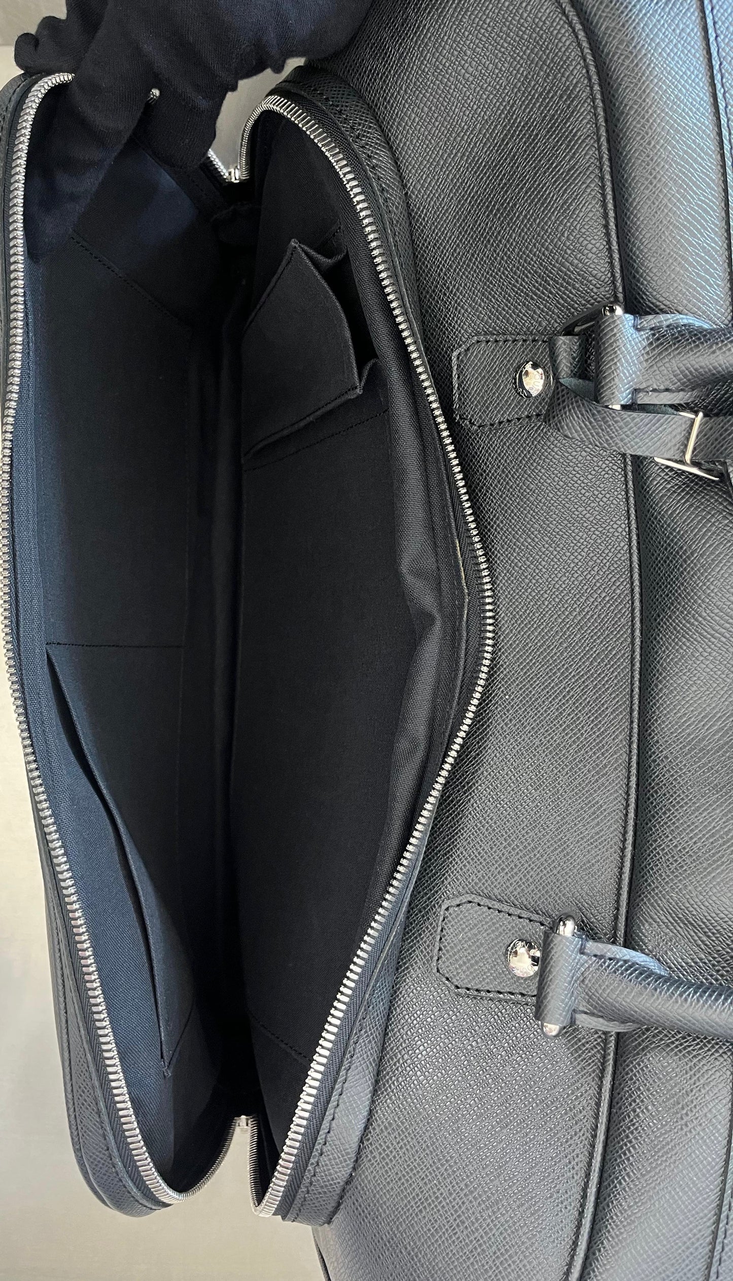 Louis Vuitton Nikolai  Taiga Leder