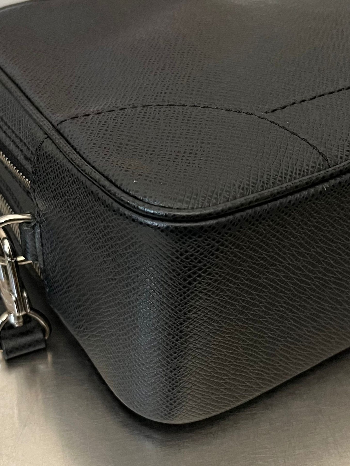 Louis Vuitton Pavel Taiga Leder