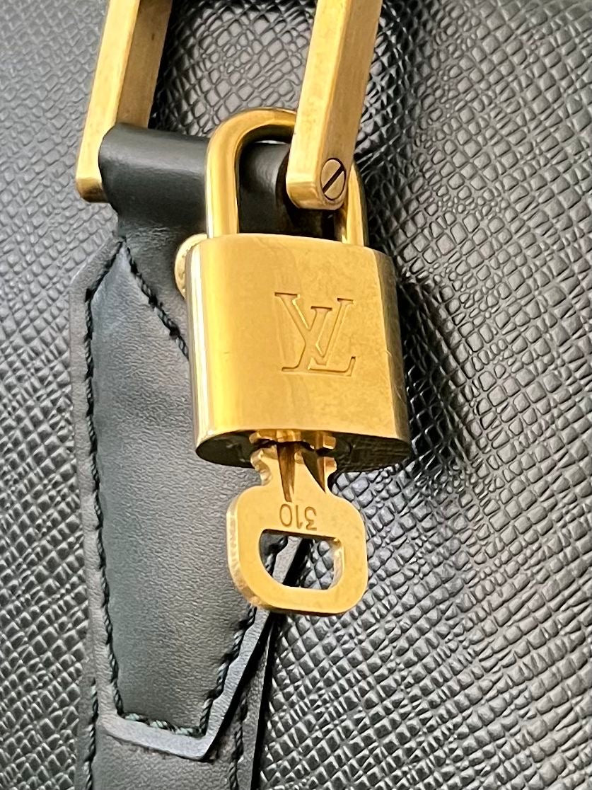 Louis Vuitton Helanga Taiga