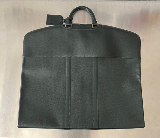 Louis Vuitton Taiga Bering Kleiderhülle